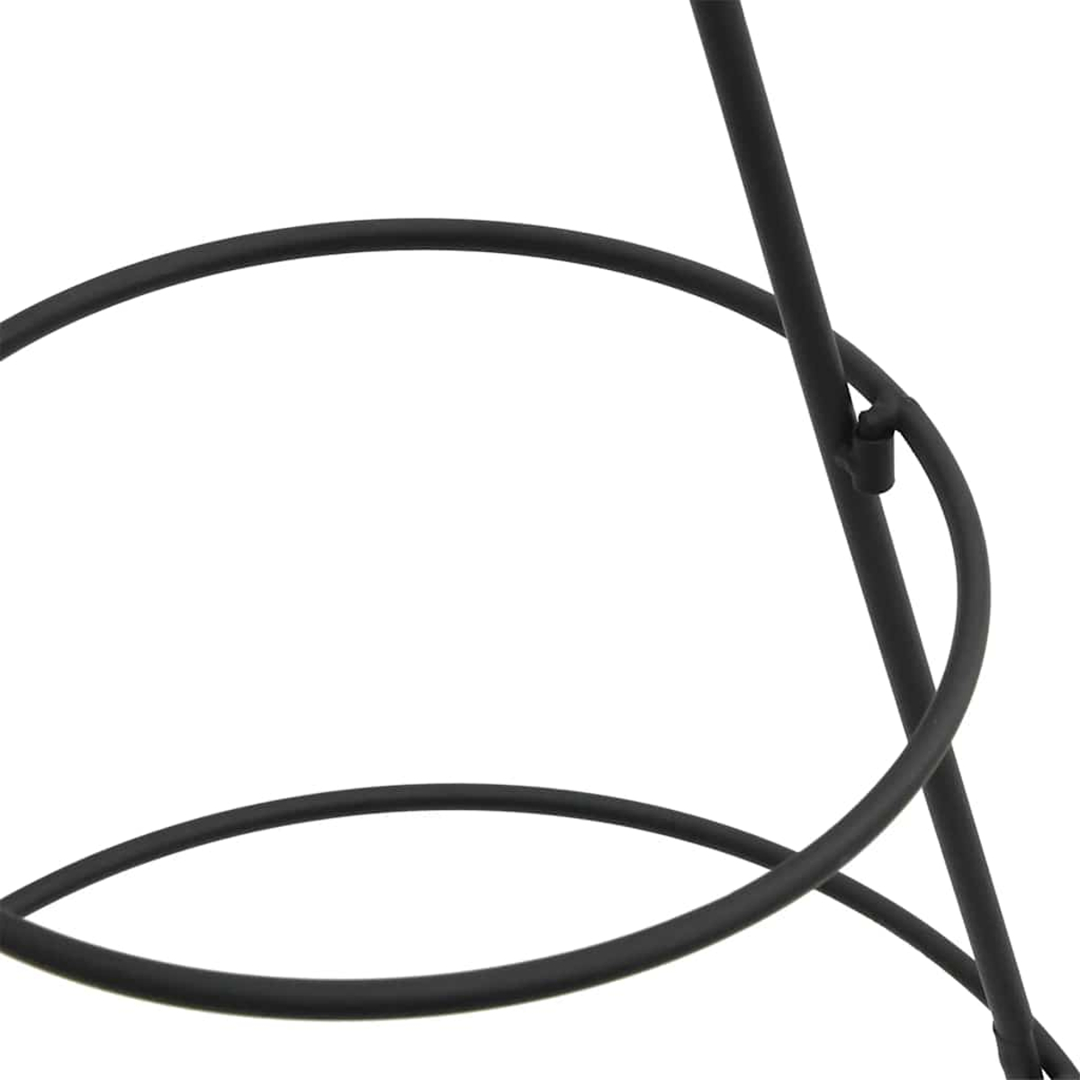 Nahaufnahme eines gebogenen Metallrings. Schwarze Farbe und weißer Hintergrund.