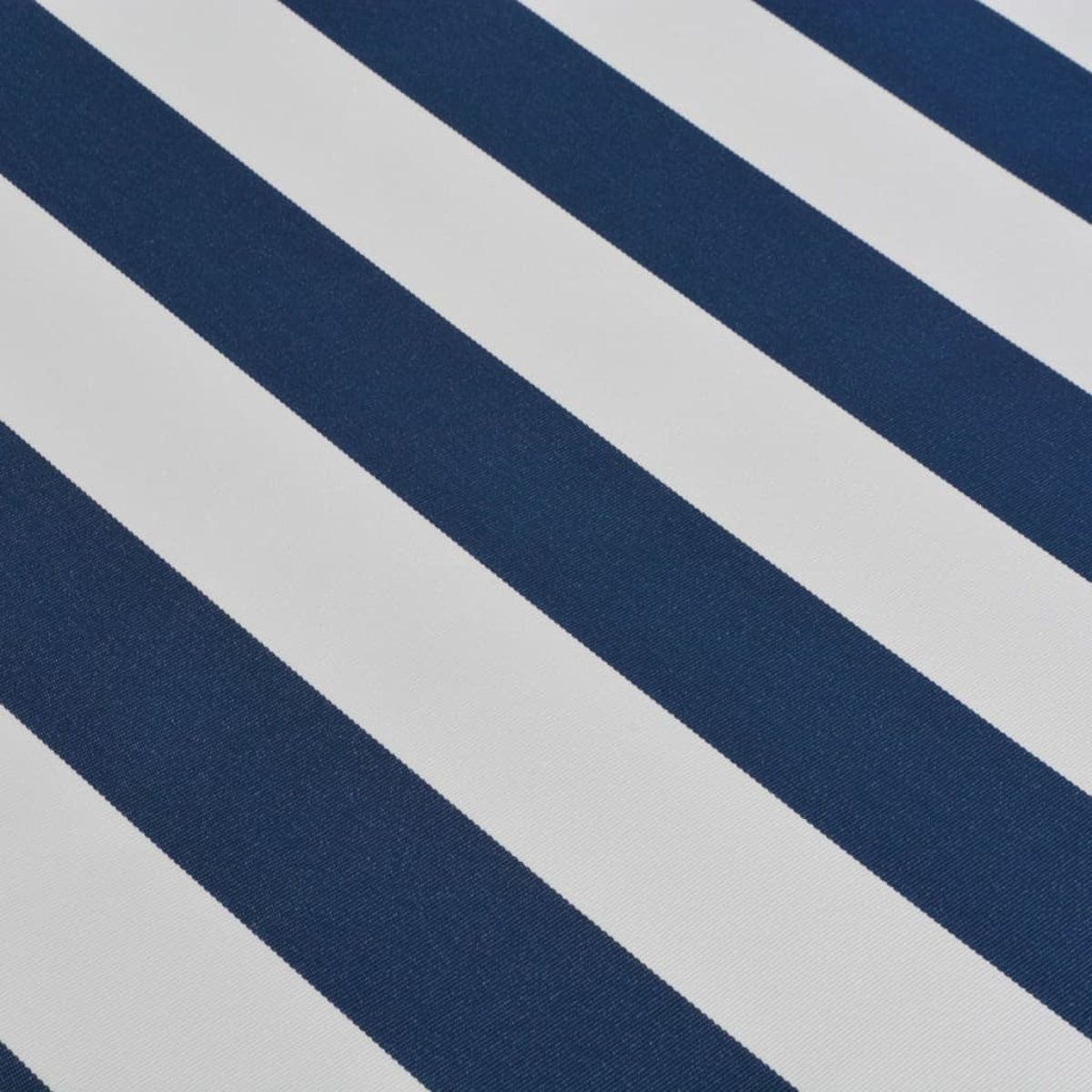Nahaufnahme eines blau-weiß gestreiften Stoffes. Die Streifen sind diagonal und eng gewebt.