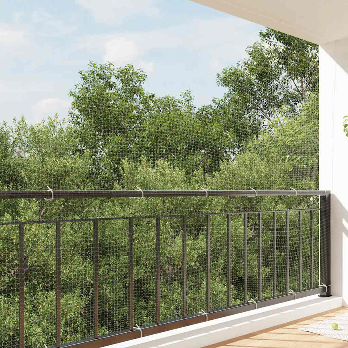 Ein Balkon ist durch ein schwarzes Netz geschützt. Bäume sind im Hintergrund sichtbar.