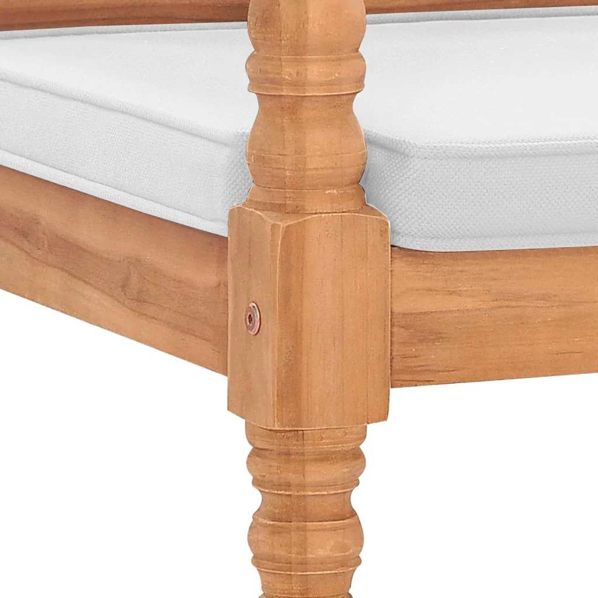 Nahaufnahme eines Holzbankbeins und einer Armlehne, die Konstruktionsdetails zeigt.