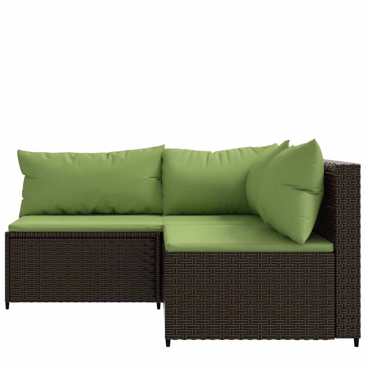 Ein braunes Ecksofa aus Korbgeflecht mit grünen Kissen und Sitzkissen.