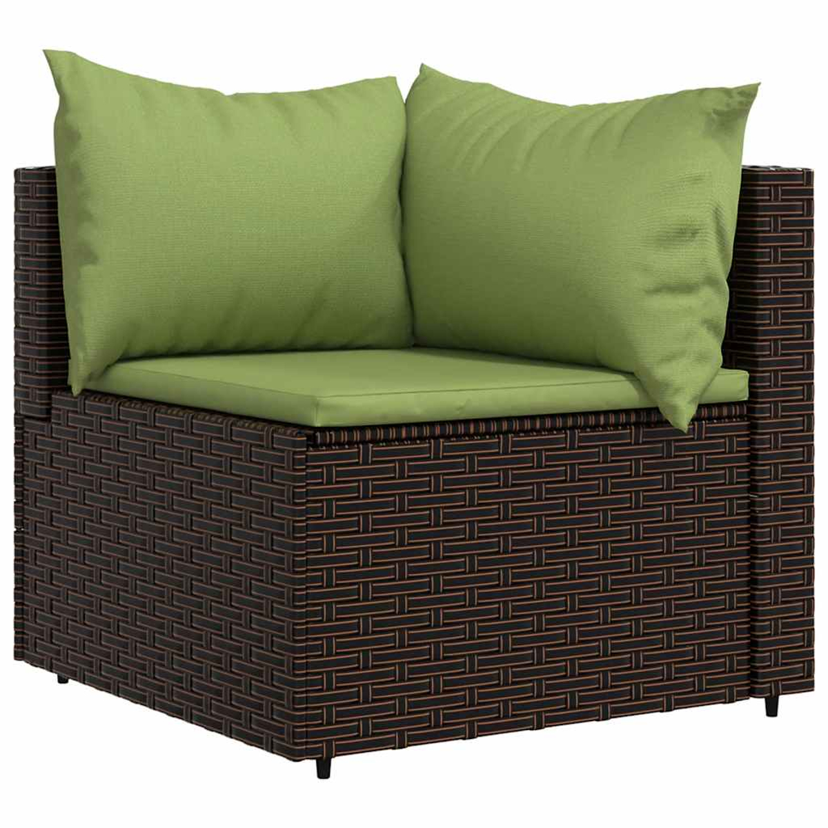 Ein braunes Ecksofa aus Korbgeflecht mit grünen Sitz- und Rückenkissen.