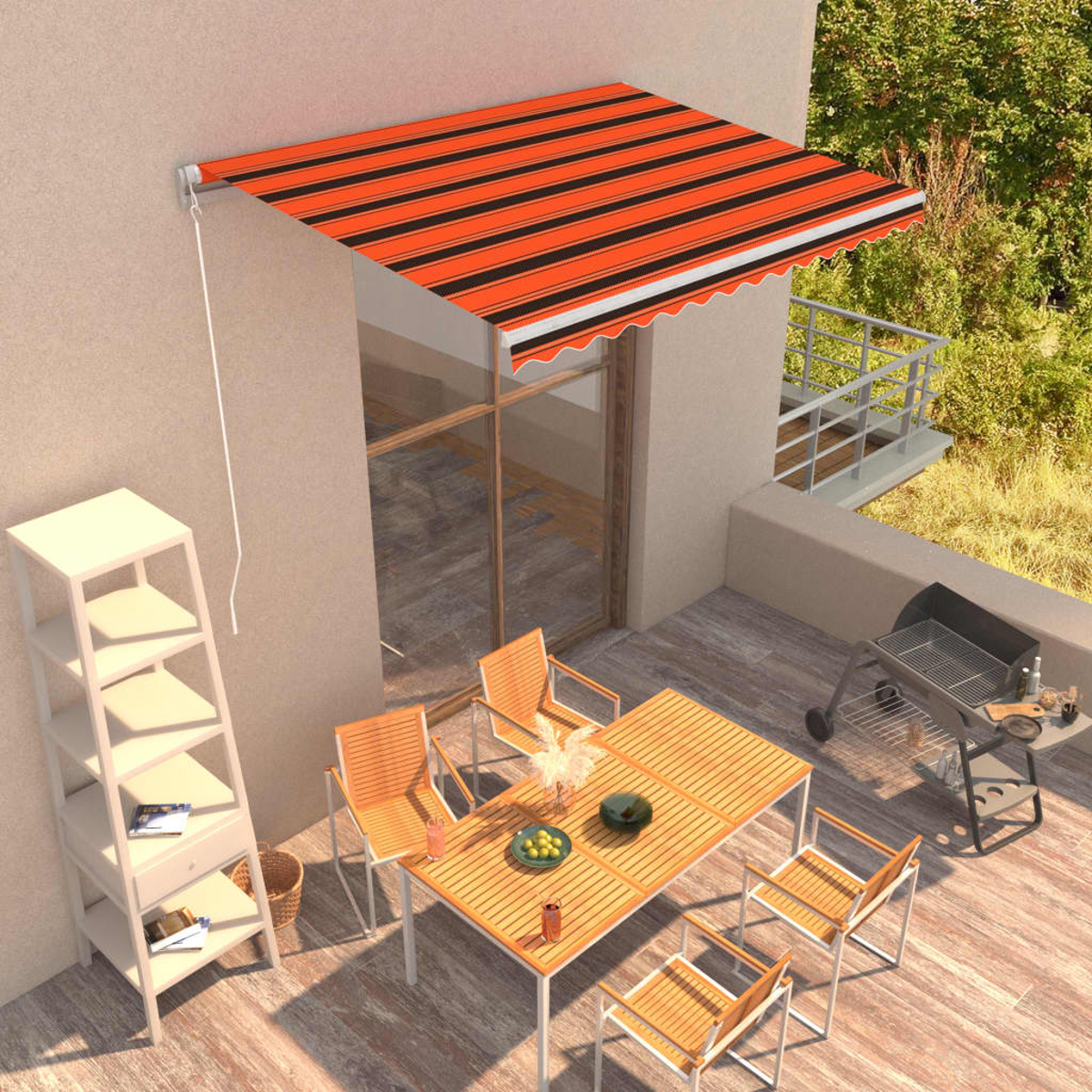 Terrassenszene im Freien mit Markise, Tisch, Stühlen, Grill und Treppe. Sonniger Tag.