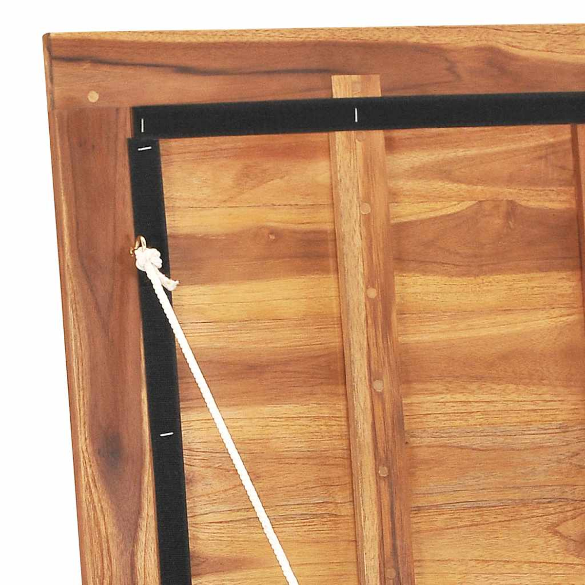 Nahaufnahme des Deckels einer Holzkiste. Der Deckel ist offen und gibt den Innenraum frei.