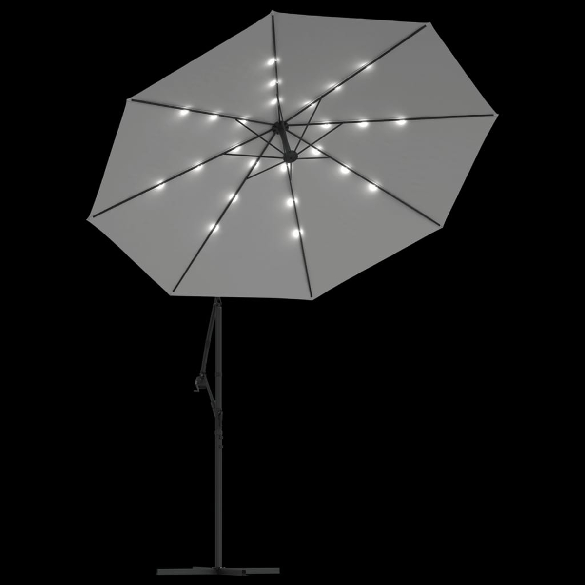 Weißer Sonnenschirm mit integrierten Lichtern. Schwarzer Hintergrund. Die Lichter sind an.