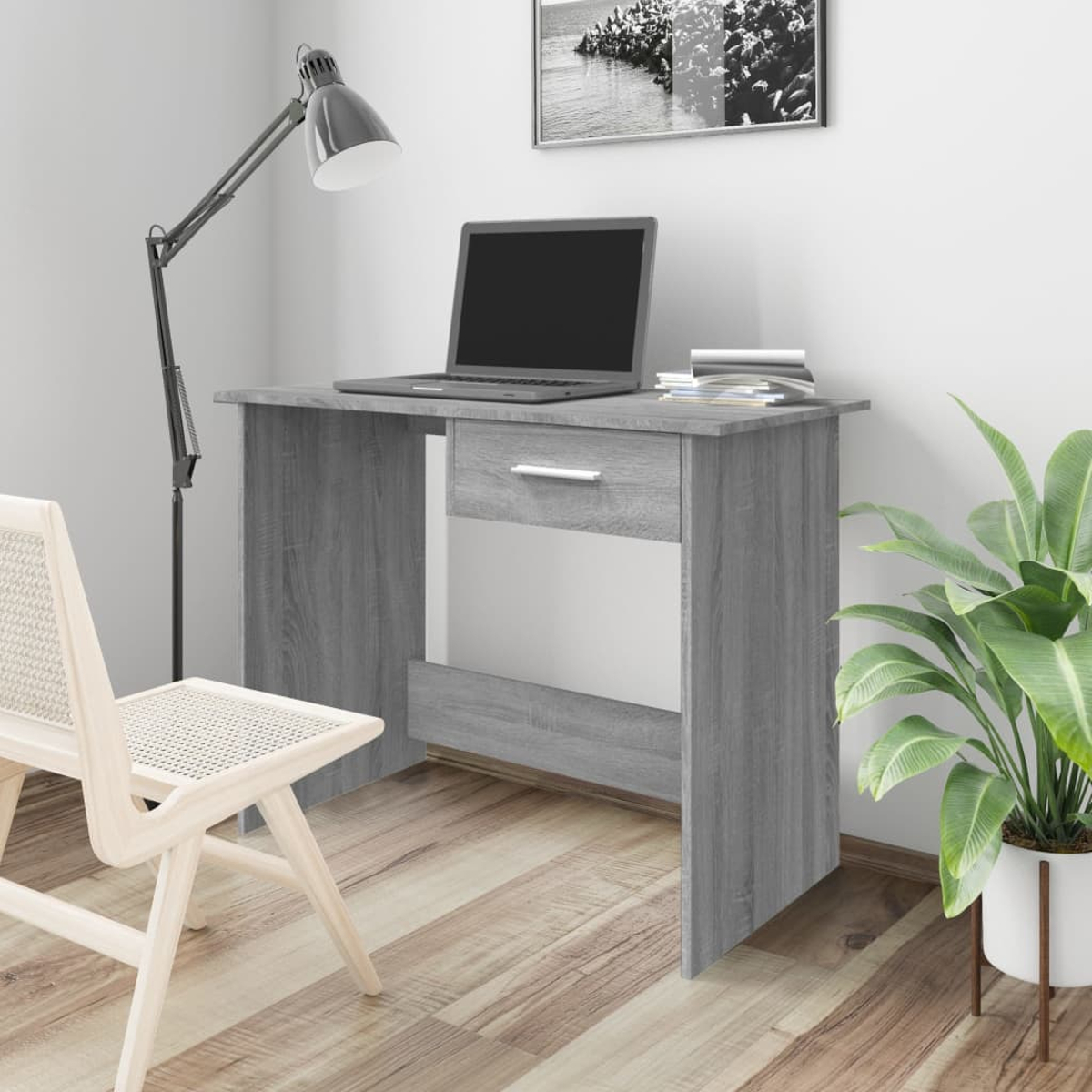 Grauer Schreibtisch mit Laptop, Lampe und Pflanze. Weißer Hintergrund.