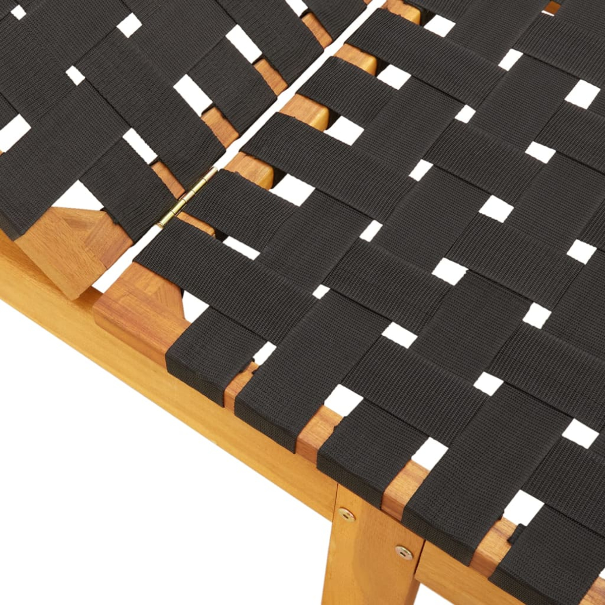 Primo piano di una seduta di sedia in legno con cinghie nere intrecciate. Le cinghie creano un motivo. Sfondo bianco.