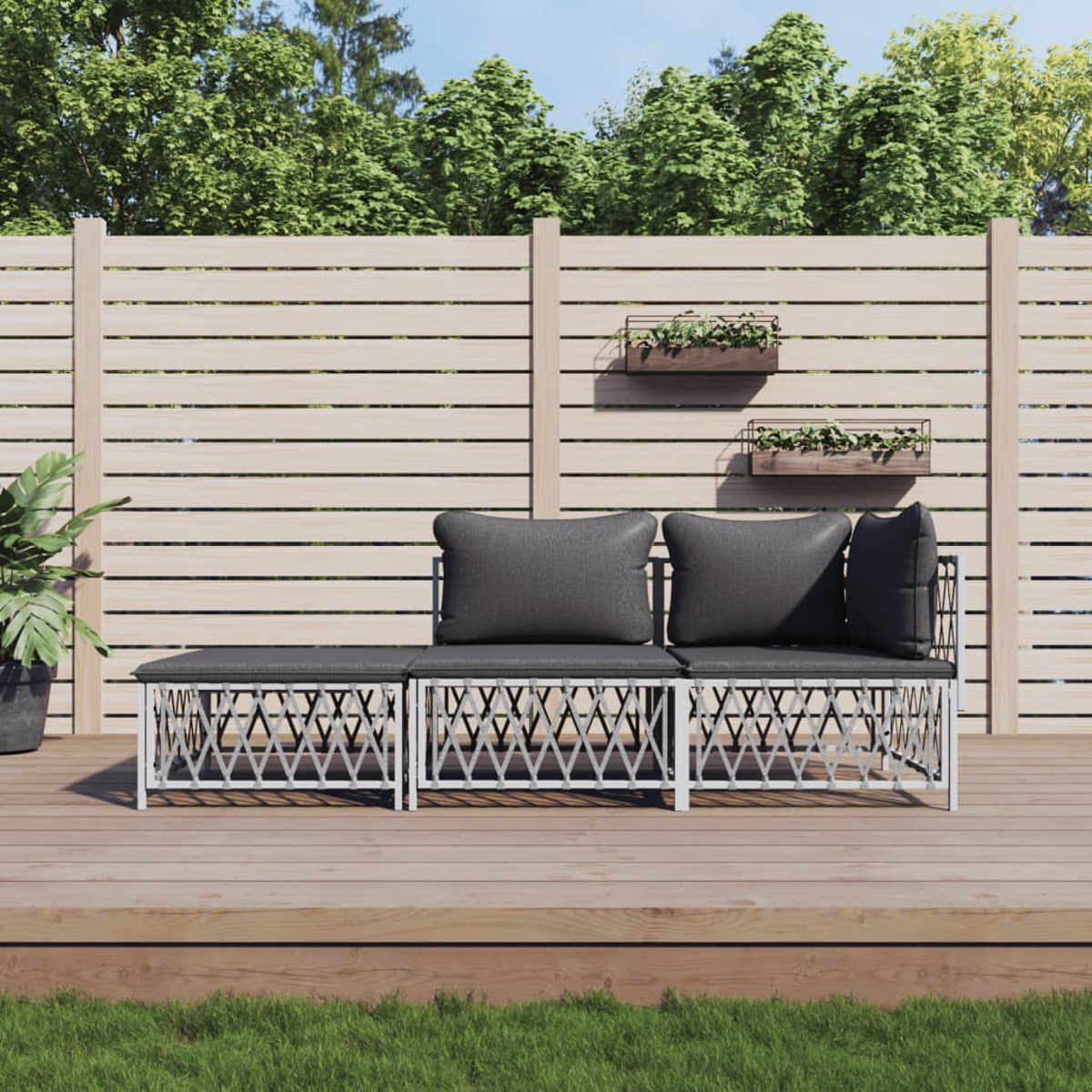 Outdoor-Sofagarnitur mit grauen Kissen. Geflochtener weißer Rahmen auf Holz.