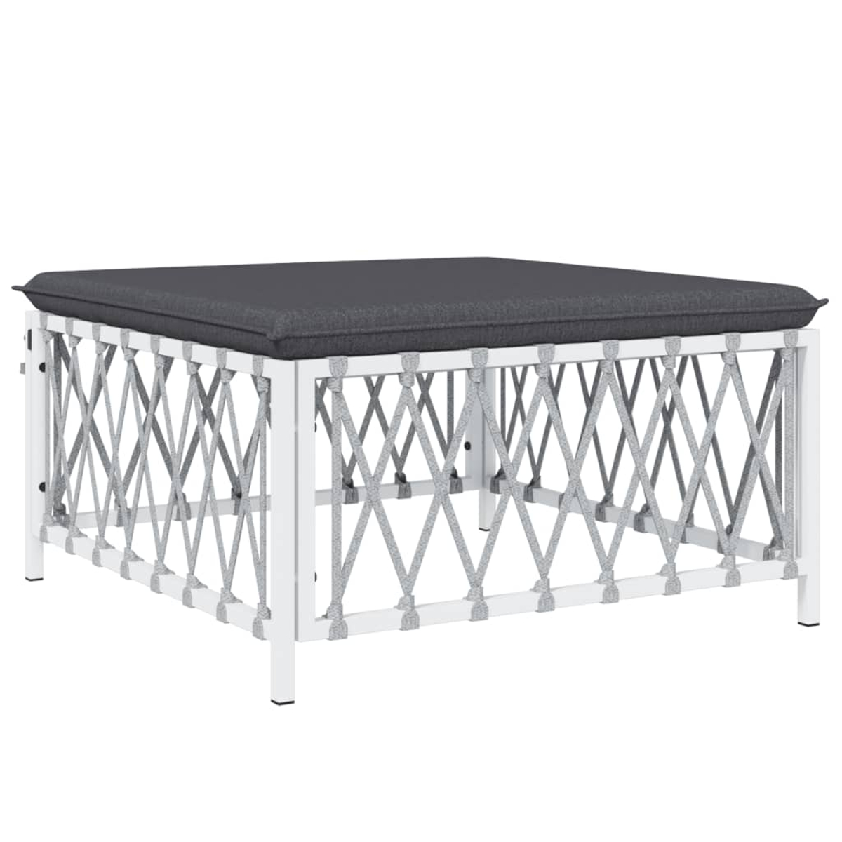Quadratischer weißer Couchtisch. Graue Polsterauflage, geflochtener Rahmen.