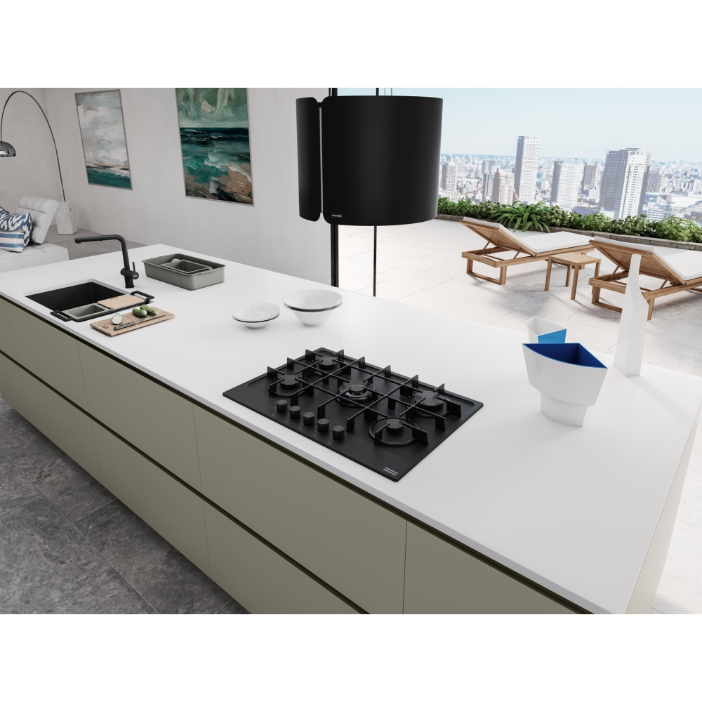 Isola cucina con piano cottura nero, piano di lavoro bianco e vista sulla città attraverso una finestra.
