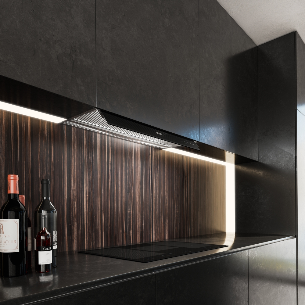 Cucina moderna con cappa nera, bottiglie di vino e piano cottura nero su sfondo di legno scuro e pietra.