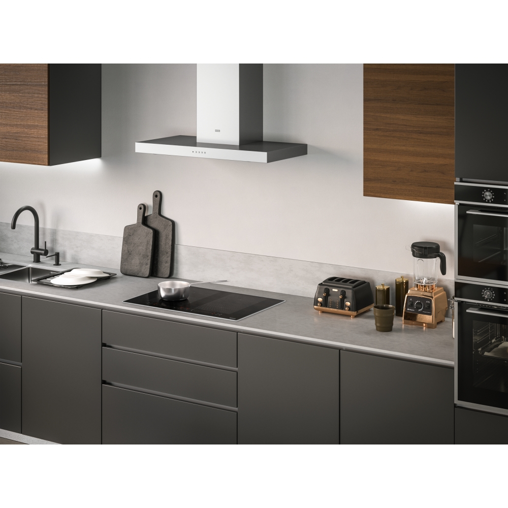 Ocak, tost makinesi ve blender dahil olmak üzere siyah cihazlarla mutfak. Arka plan açık.