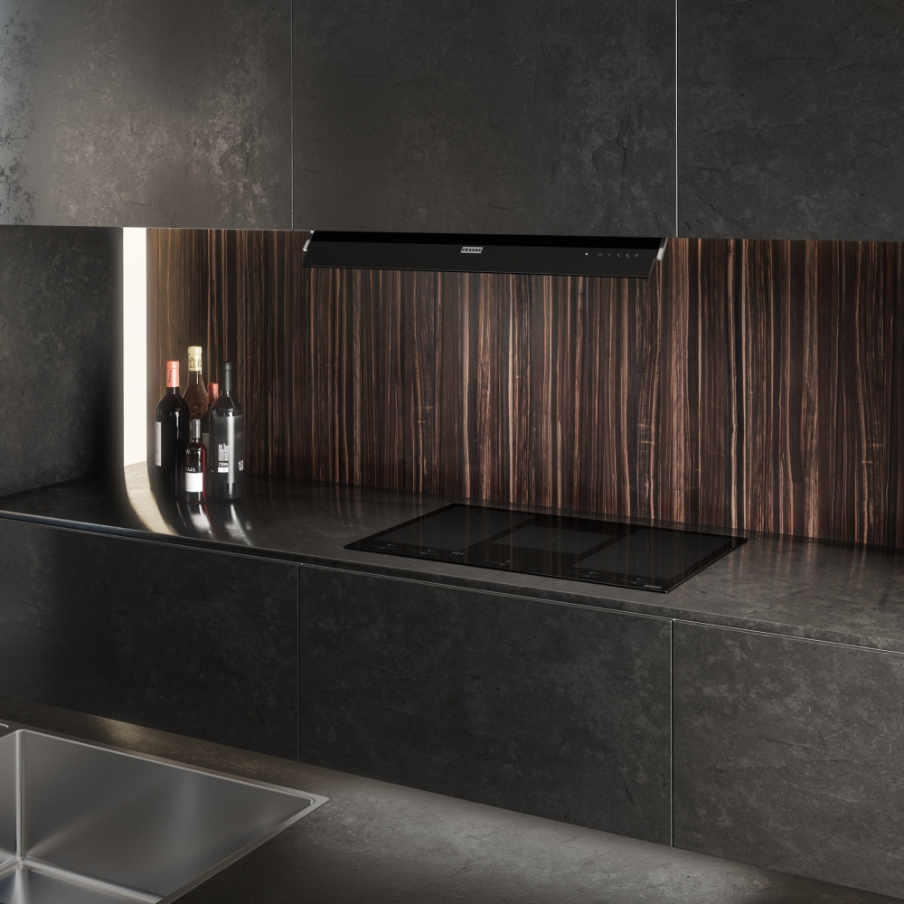 Cucina moderna con piano cottura nero, bottiglie di vino e schema di colori scuri. Sfondo scuro.