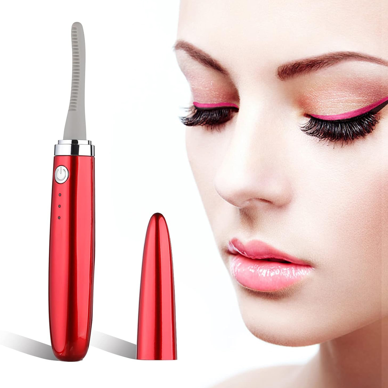 Mujer con maquillaje de ojos y un rizador de pestañas rojo.