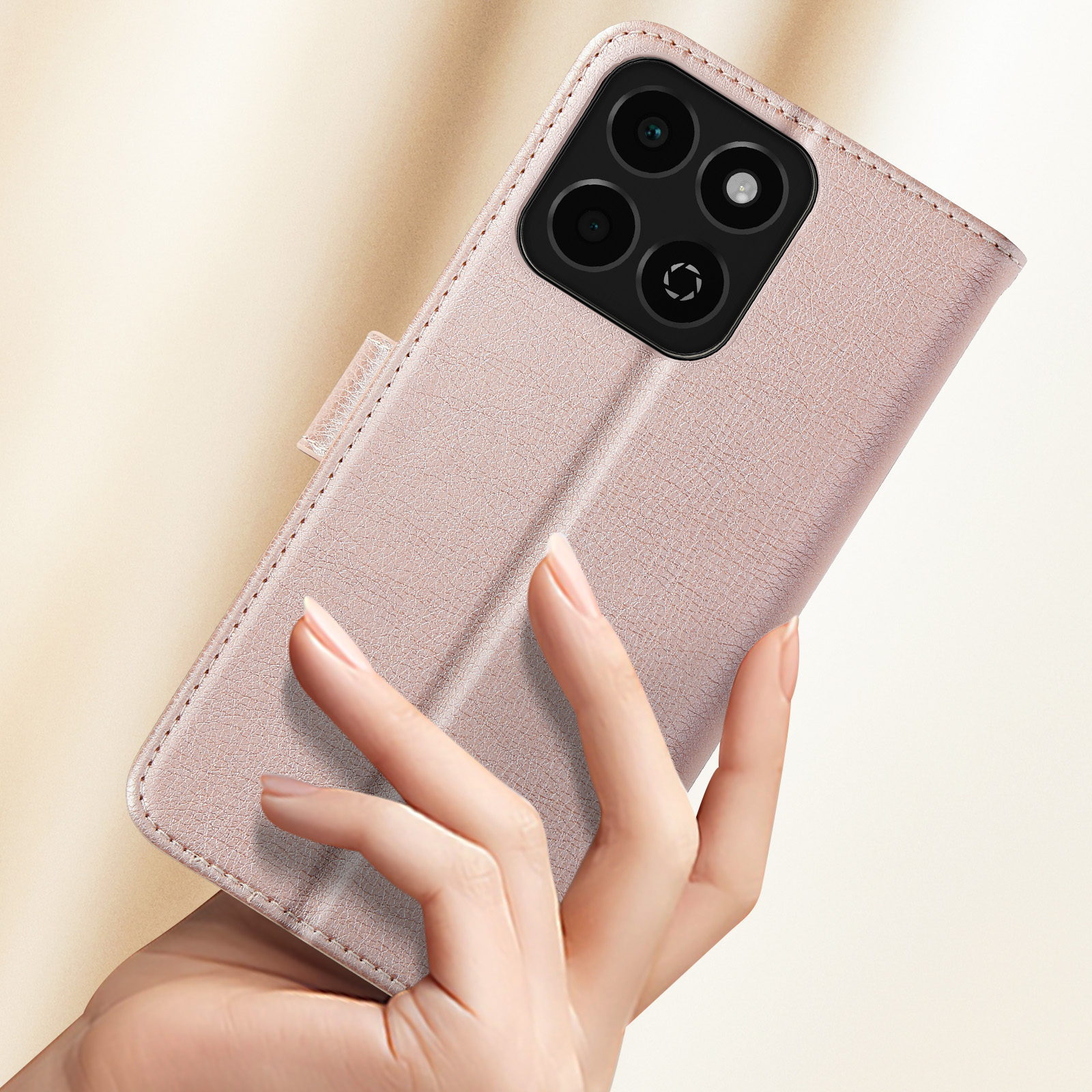 Custodia per telefono rosa con una mano che la tiene. La custodia ha un design a portafoglio.