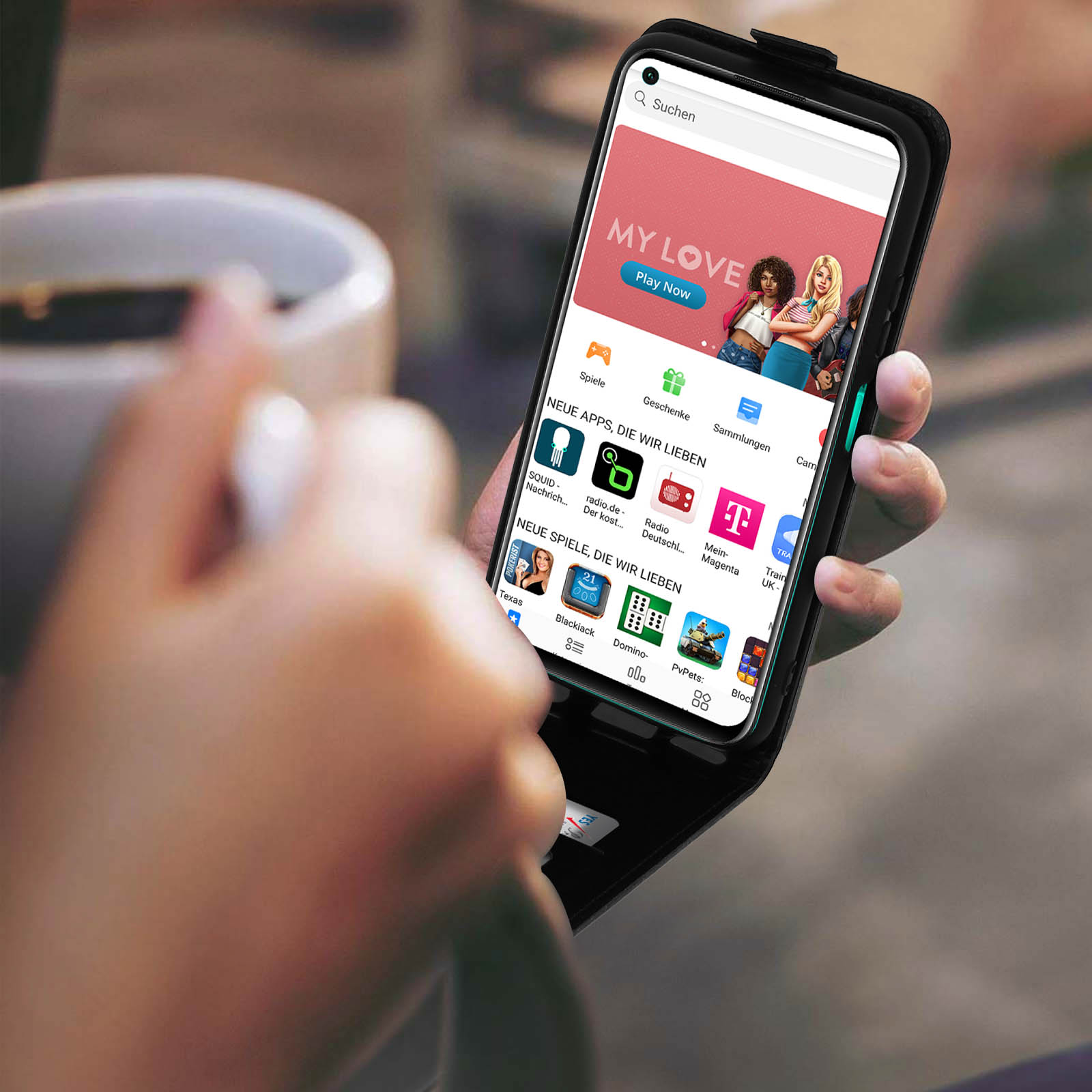 Una mano che tiene un telefono che mostra un'app con un'immagine di cartone animato e testo.