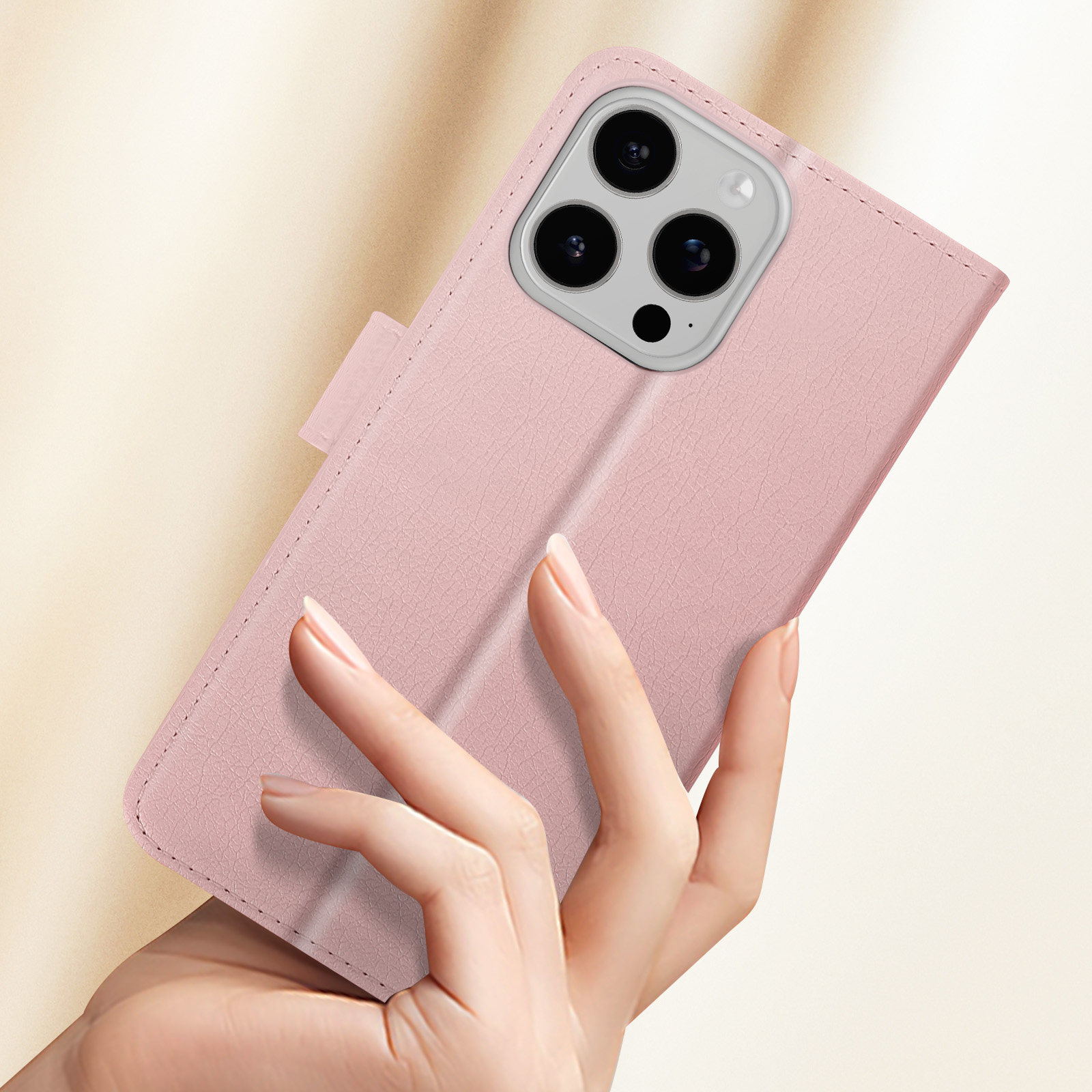 Una custodia rosa per telefono tenuta in mano. Telefono visibile.