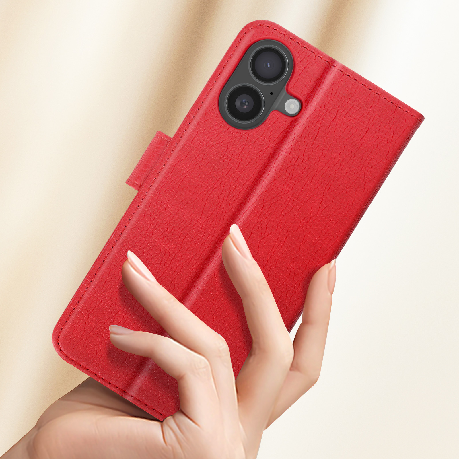 Mano che tiene una custodia rossa per telefono, che mostra il telefono.