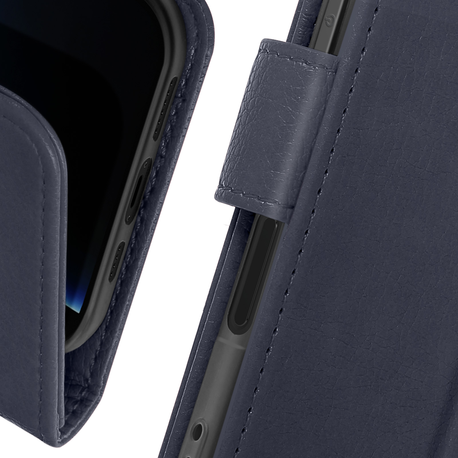 Primo piano di una custodia per telefono in pelle blu. Il lato del telefono e della custodia è visibile.
