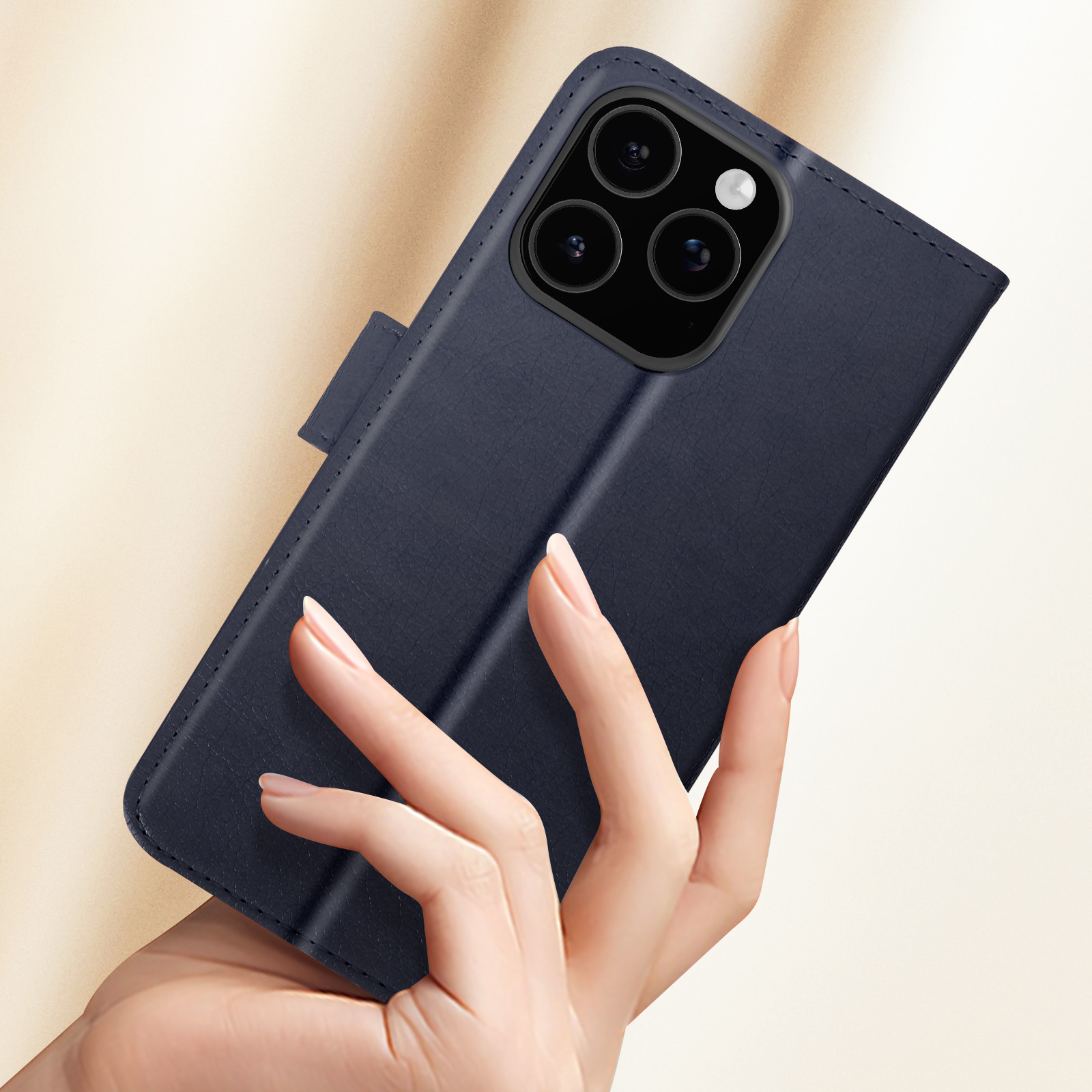 Mano che tiene custodia blu navy. Telefono nella custodia, davanti a sfondo sfocato.