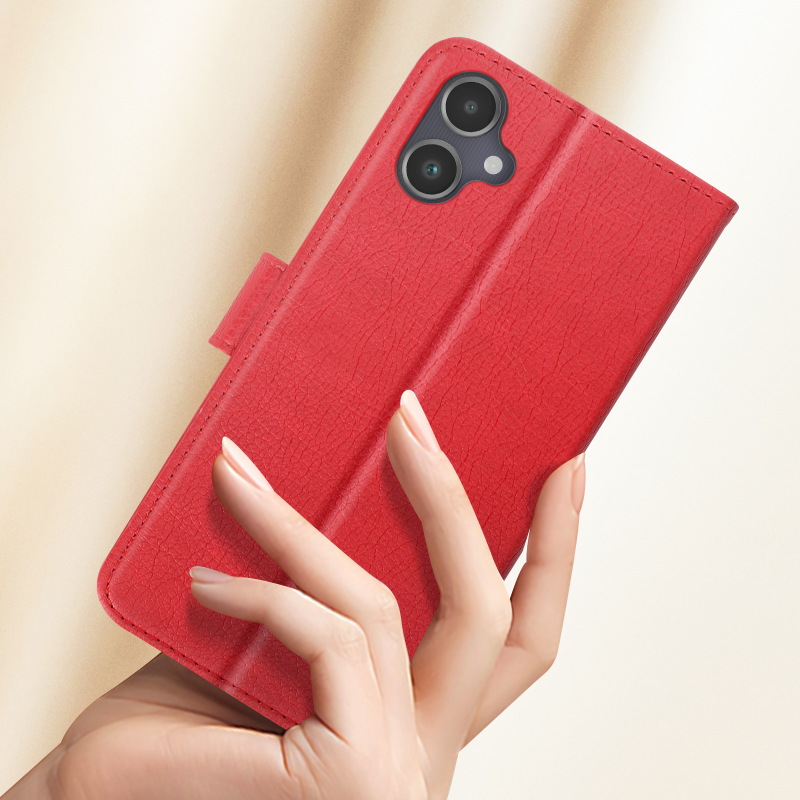 Mano che tiene una custodia rossa per telefono. La custodia è aperta.
