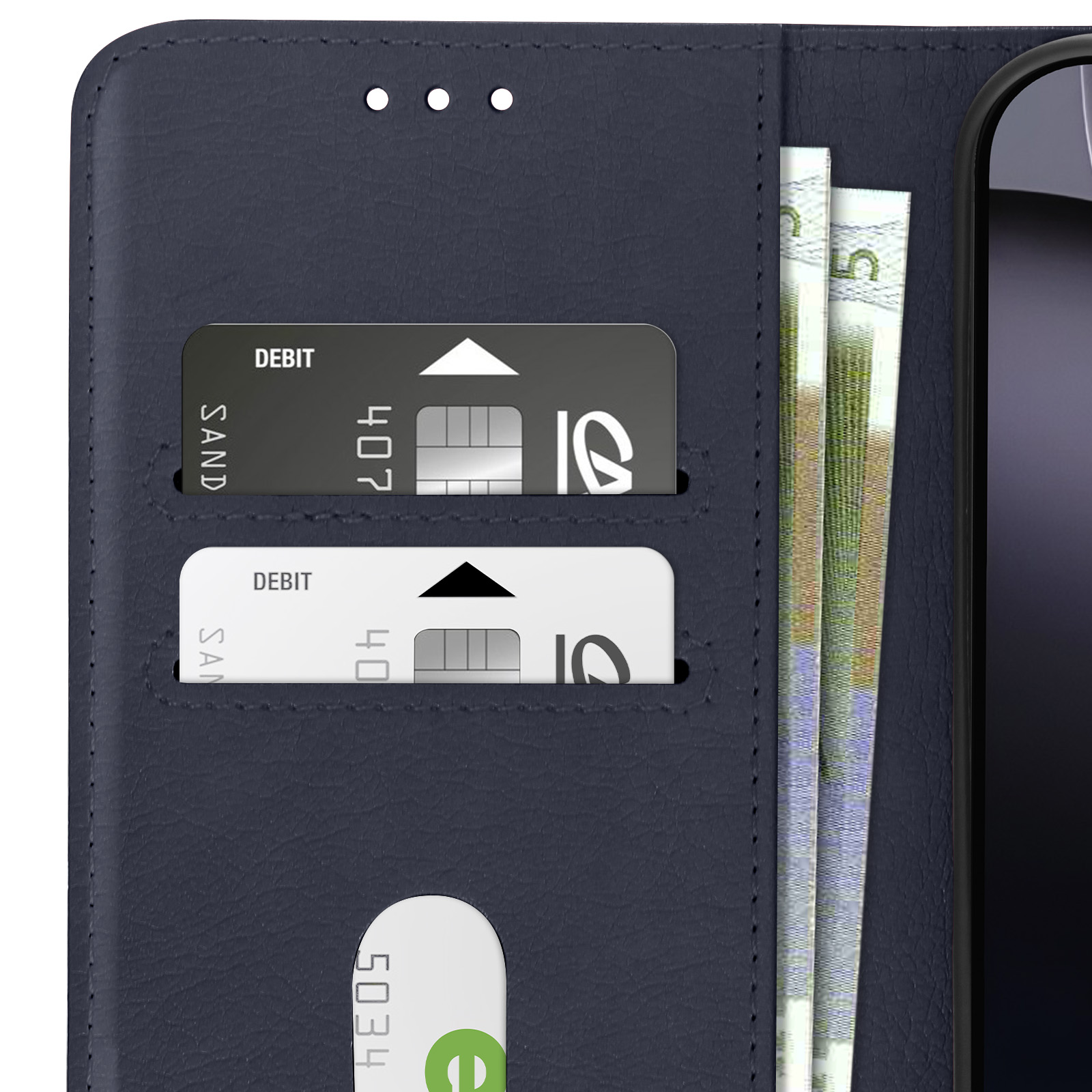 Primo piano di una custodia blu per telefono. All'interno ci sono carte e denaro.
