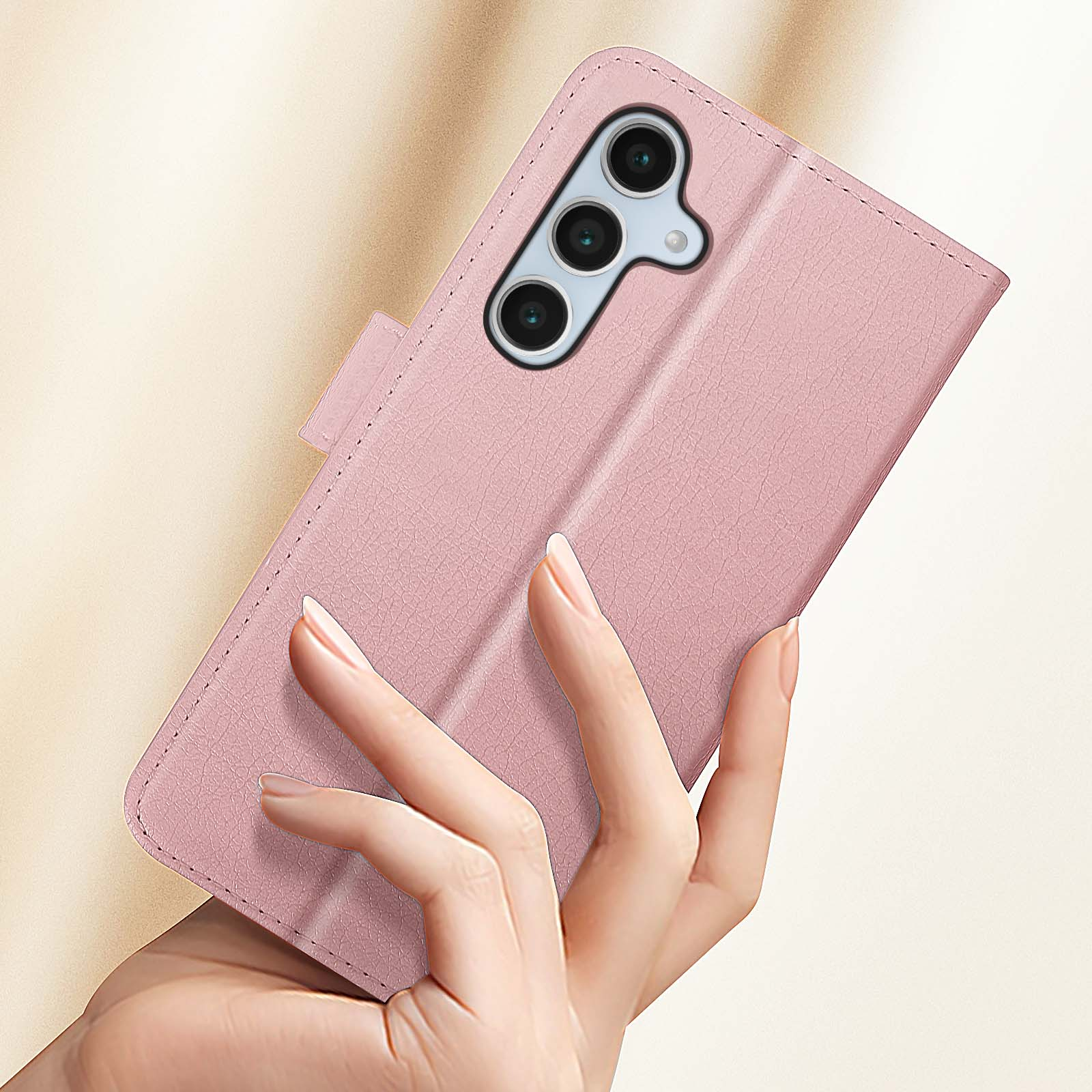 Mano sosteniendo funda rosa. Teléfono en funda, delante de un fondo borroso.