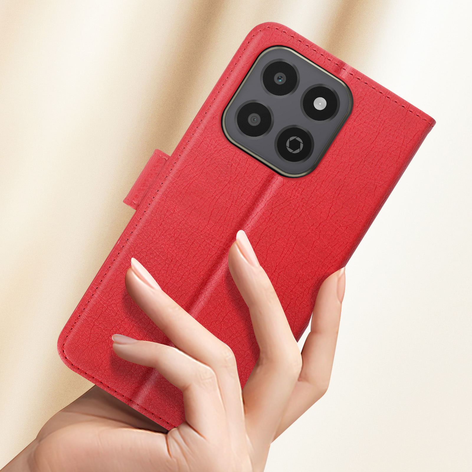 Una mano che tiene una custodia rossa per telefono con il telefono all'interno, che mostra la fotocamera.