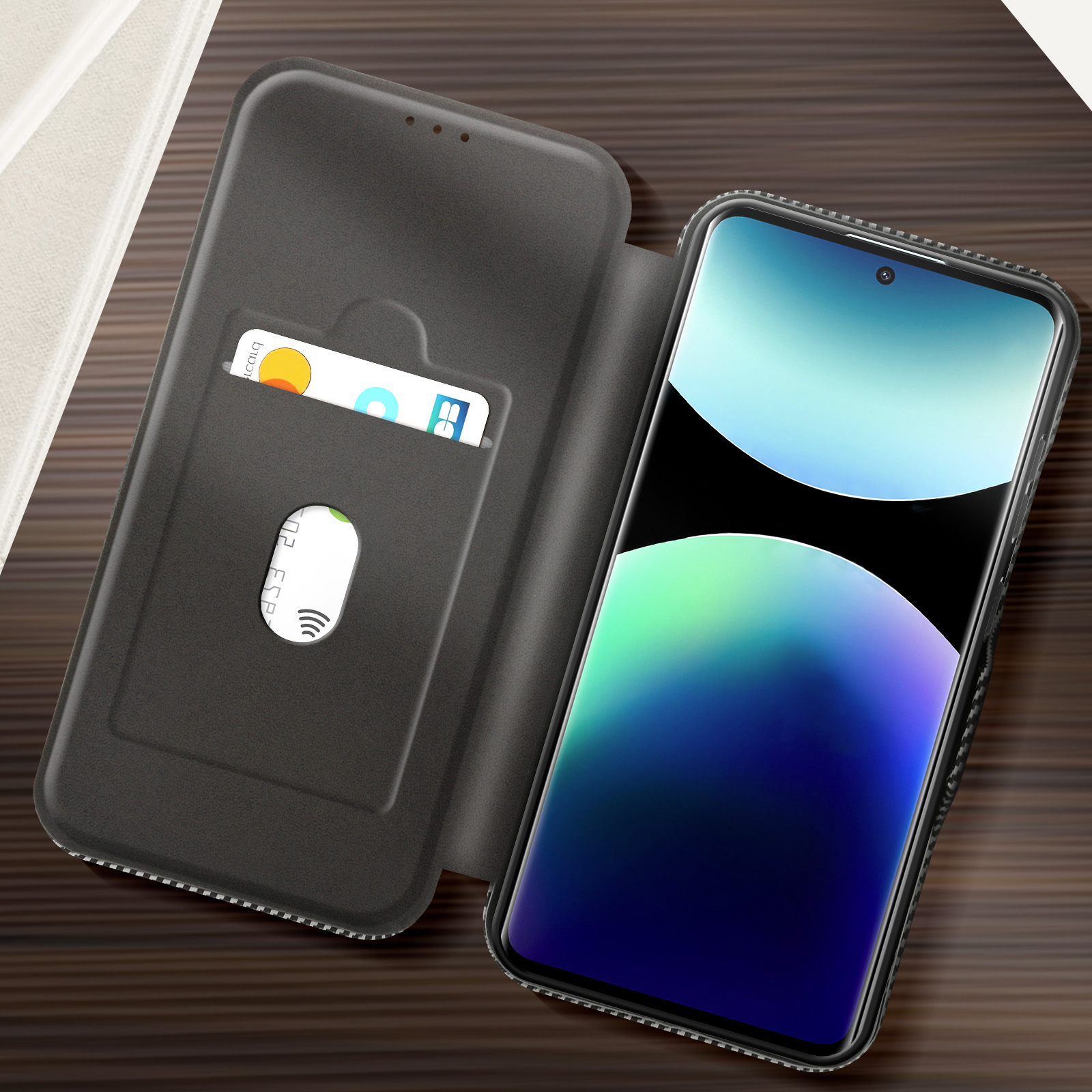 Una custodia per telefono e un telefono su una superficie di legno. Il telefono mostra uno sfondo colorato.