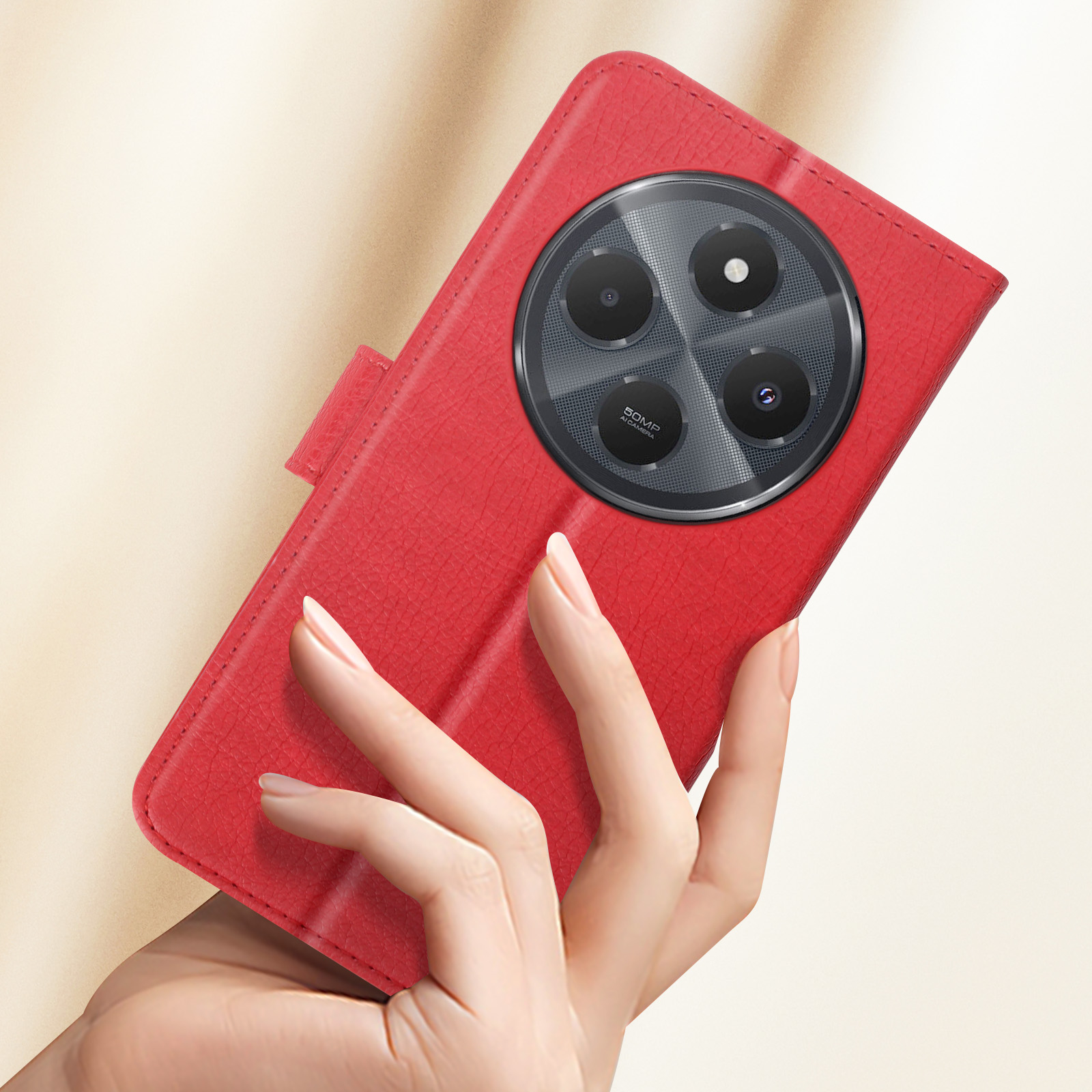 Mano che tiene una custodia rossa per telefono. La custodia è aperta, mostrando il telefono e la fotocamera.