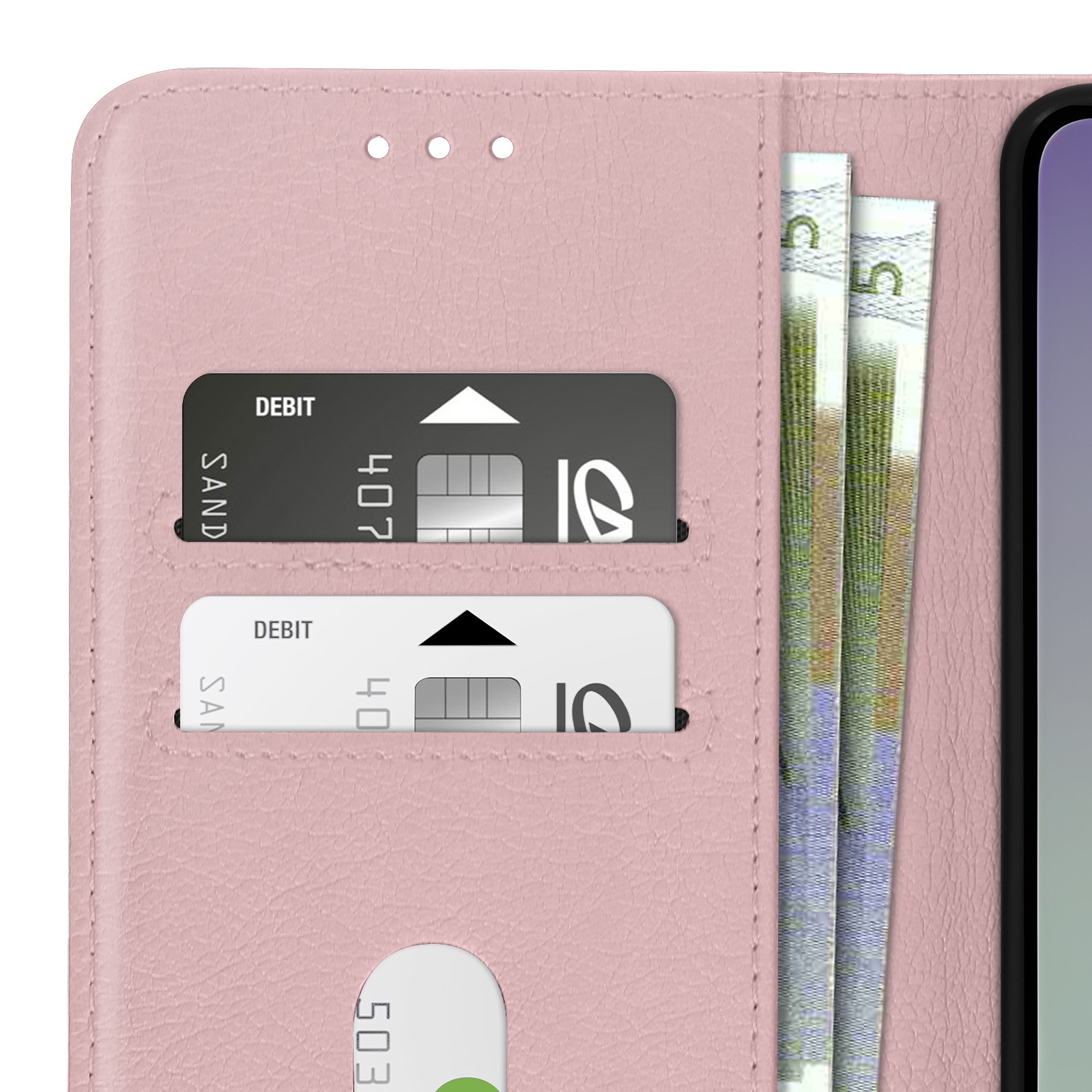 Primo piano di una custodia a portafoglio in pelle rosa con carte di credito e contanti all'interno. Include uno slot per schede.