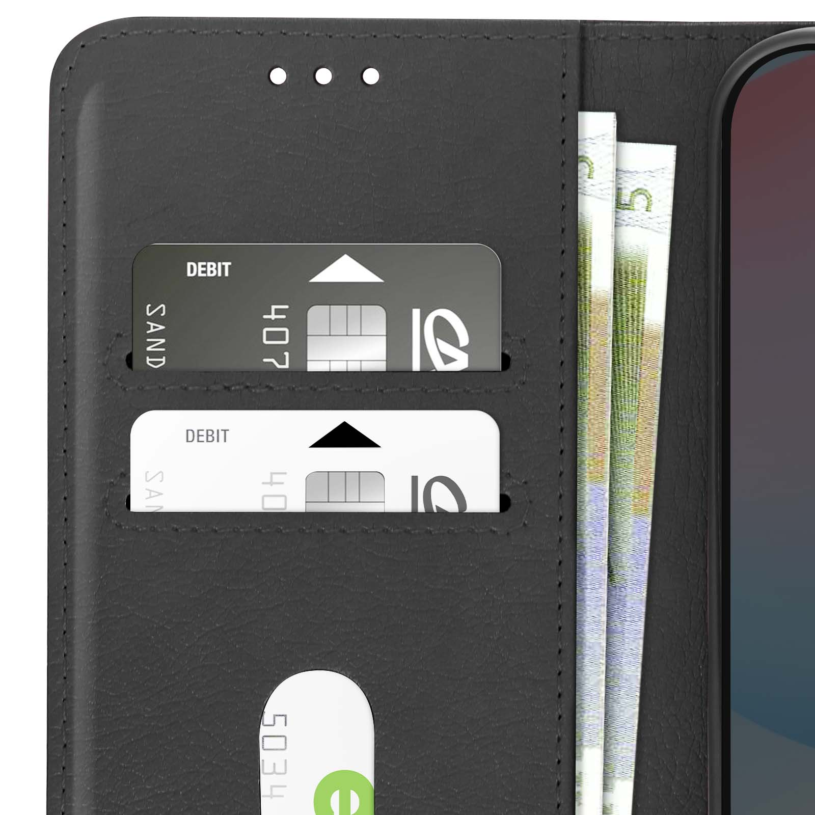 Primo piano di una custodia a portafoglio in pelle nera con carte di credito, contanti e uno slot per schede all'interno.