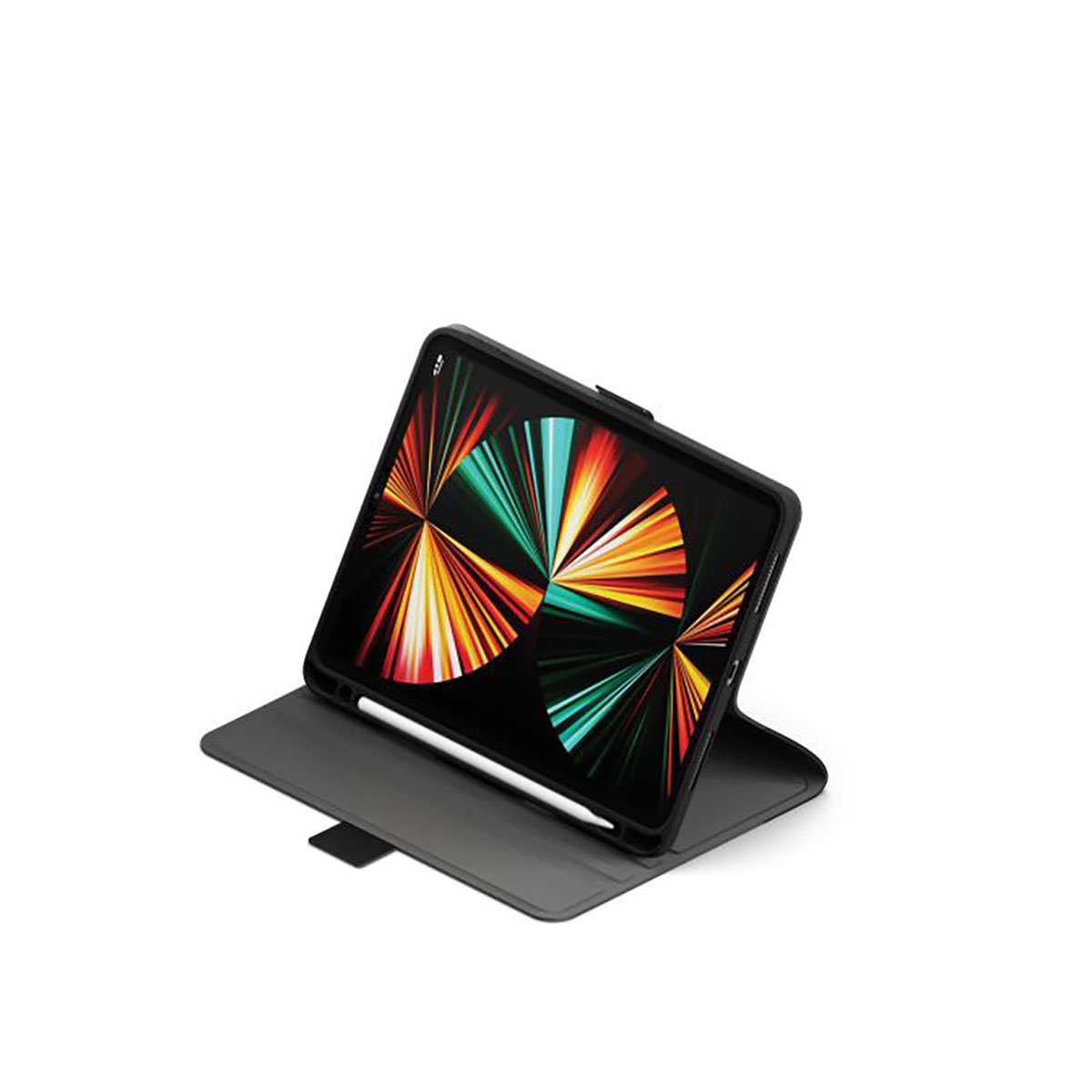 Tablet in una custodia nera, appoggiato su un supporto. Una penna è accanto allo schermo.