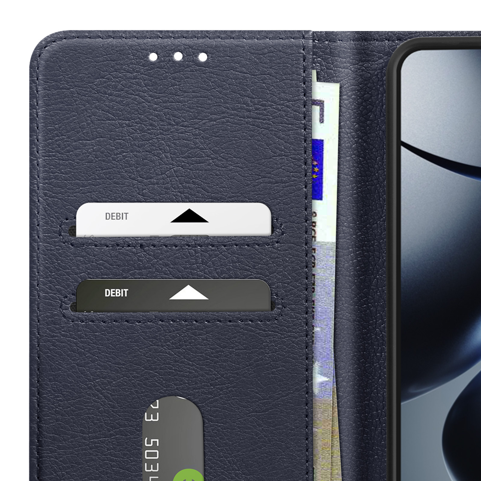 Custodia a portafoglio blu navy con carte di debito e banconota. Telefono parzialmente visibile.