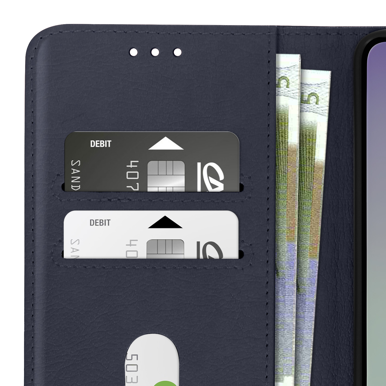 Primo piano della custodia blu scura con carte di credito e contanti. Interno con fessure per carte.