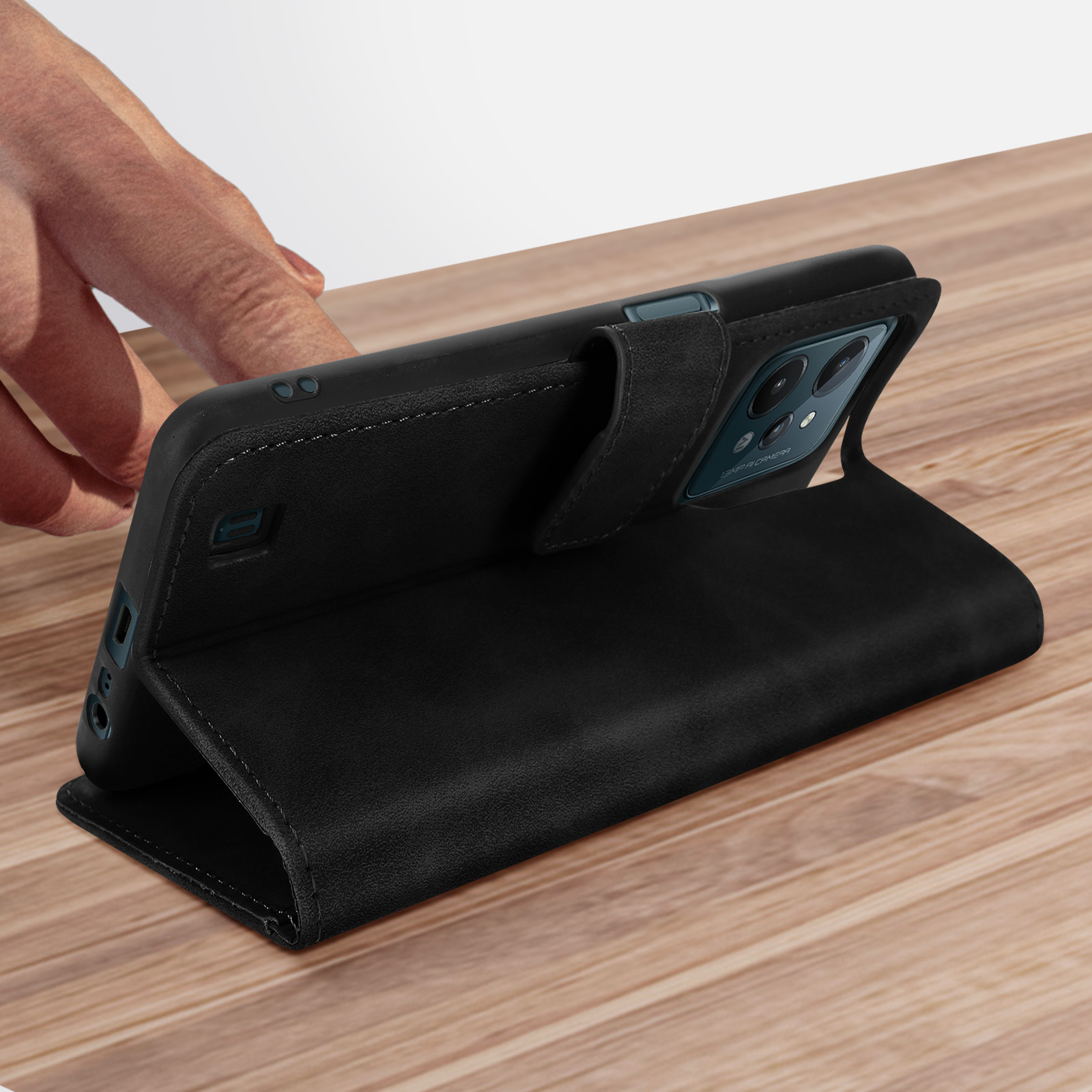 Persona che apre una custodia per telefono in pelle nera su un tavolo di legno, mostrando l'interno.