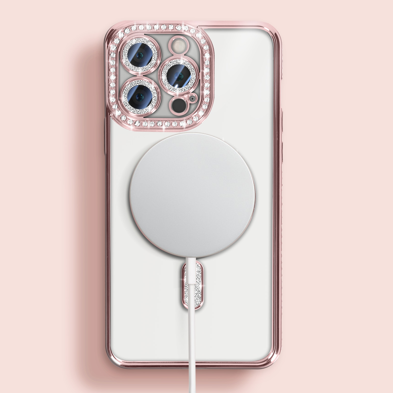 Custodia rosa per telefono con lenti della fotocamera integrate, collegata a un pad di ricarica bianco.