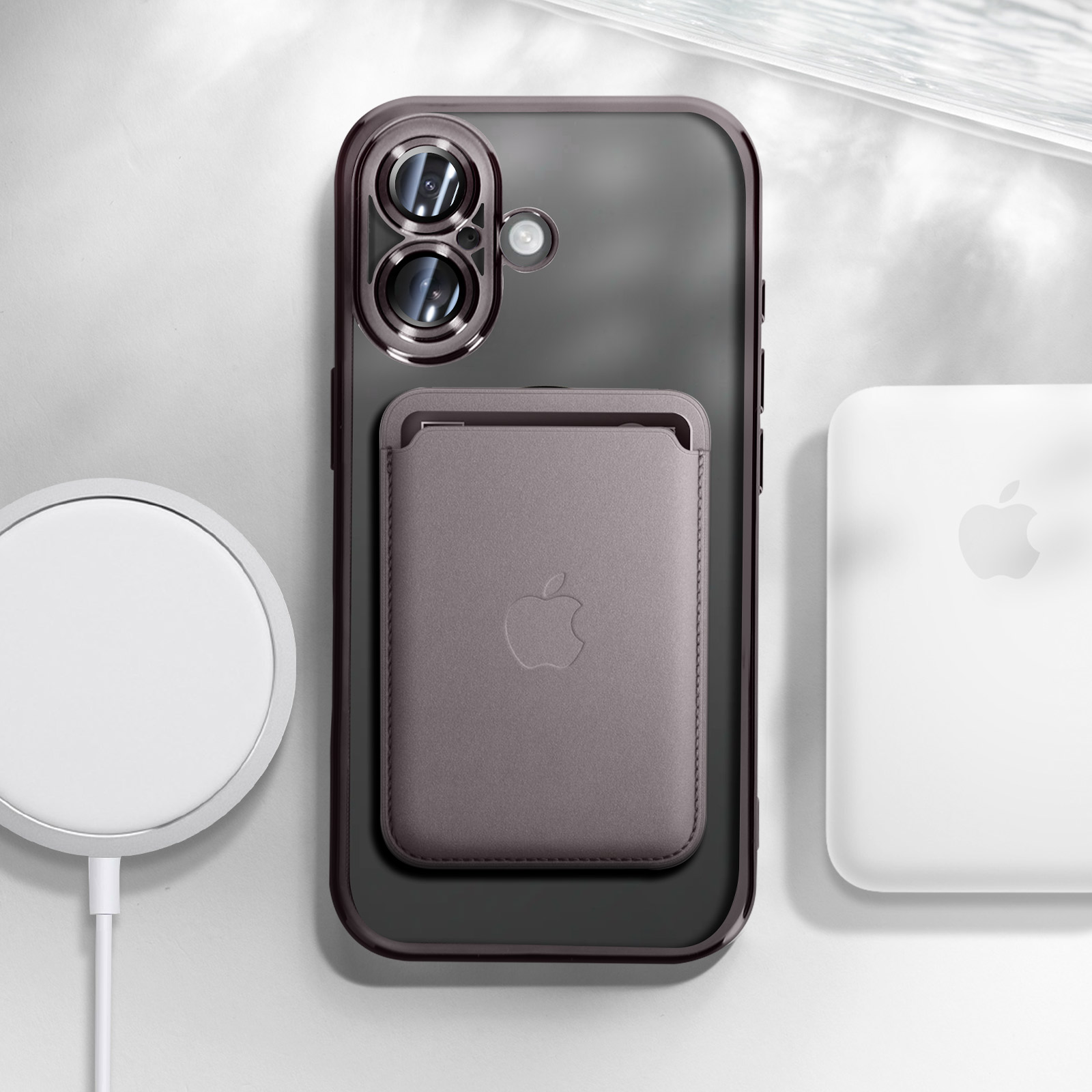 Custodia, MagSafe e caricabatterie wireless. La custodia ha il logo Apple e uno slot per schede. Grigio e bianco.