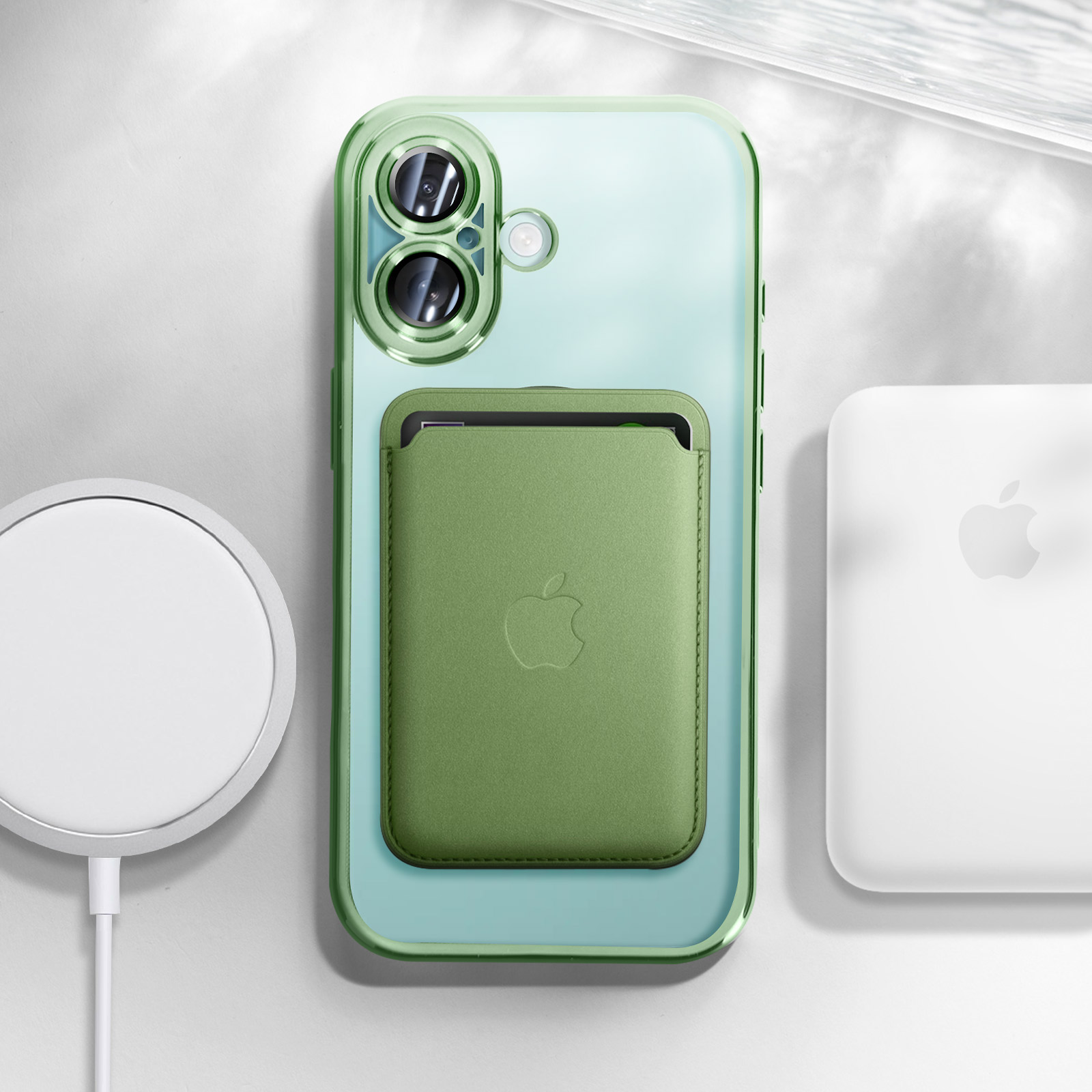 Custodia verde per iPhone con slot per schede verde. MagSafe e caricabatterie. Colori verde e bianco.
