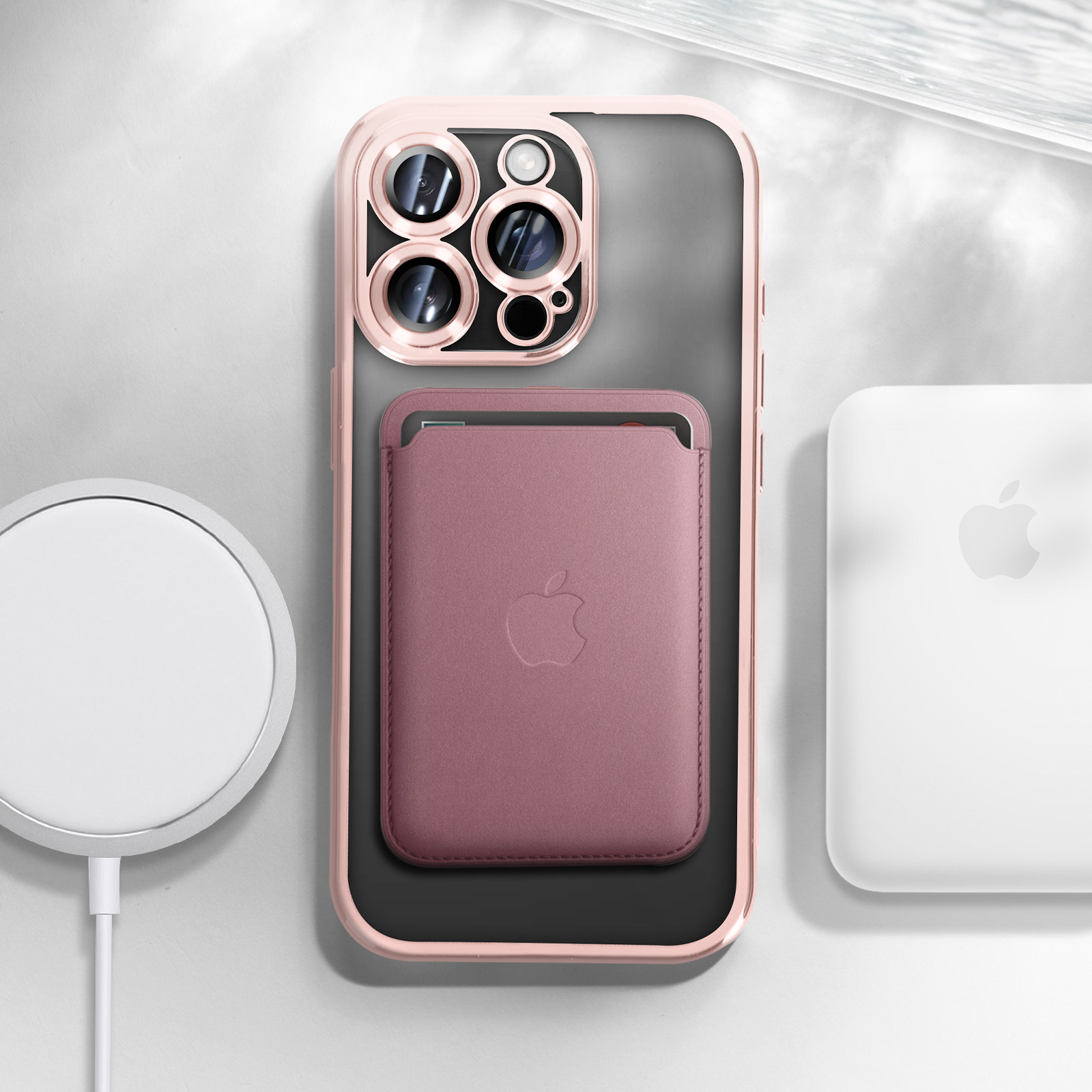 Custodia per telefono con dettagli oro rosa, retro trasparente e portafoglio in pelle. Caricatore bianco a lato.