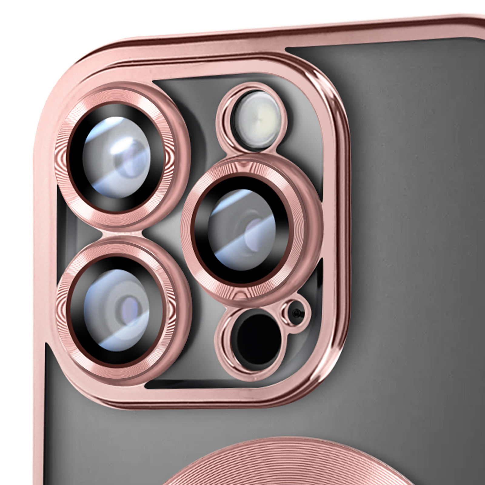 Primo piano di una custodia per telefono con modulo fotocamera oro rosa. Lenti trasparenti, dettagli visibili.