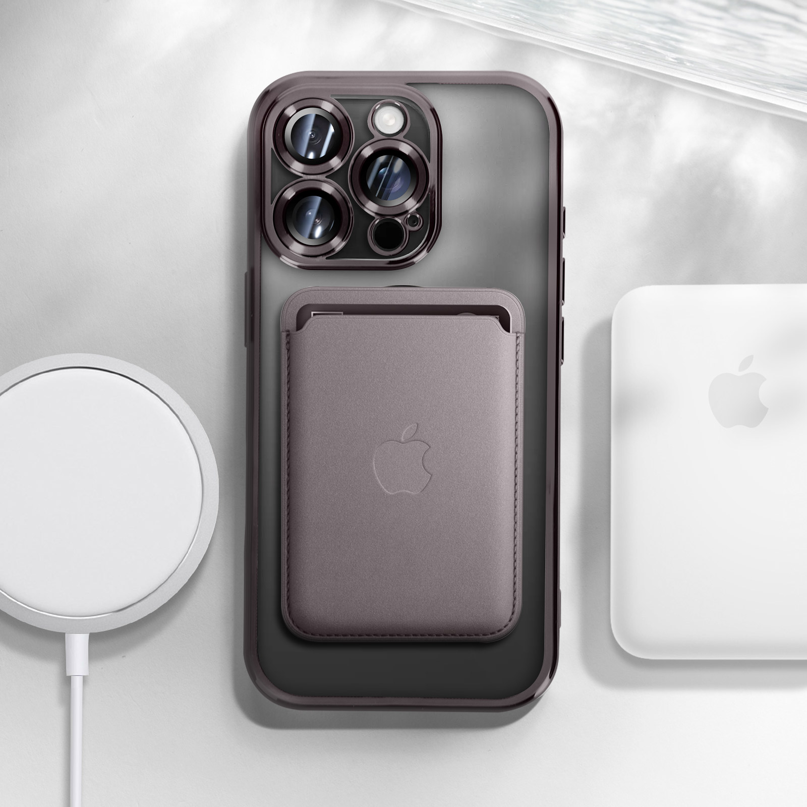 Un telefono con una custodia a portafoglio e un caricabatterie wireless. Il caricabatterie e il portafoglio hanno il logo Apple.