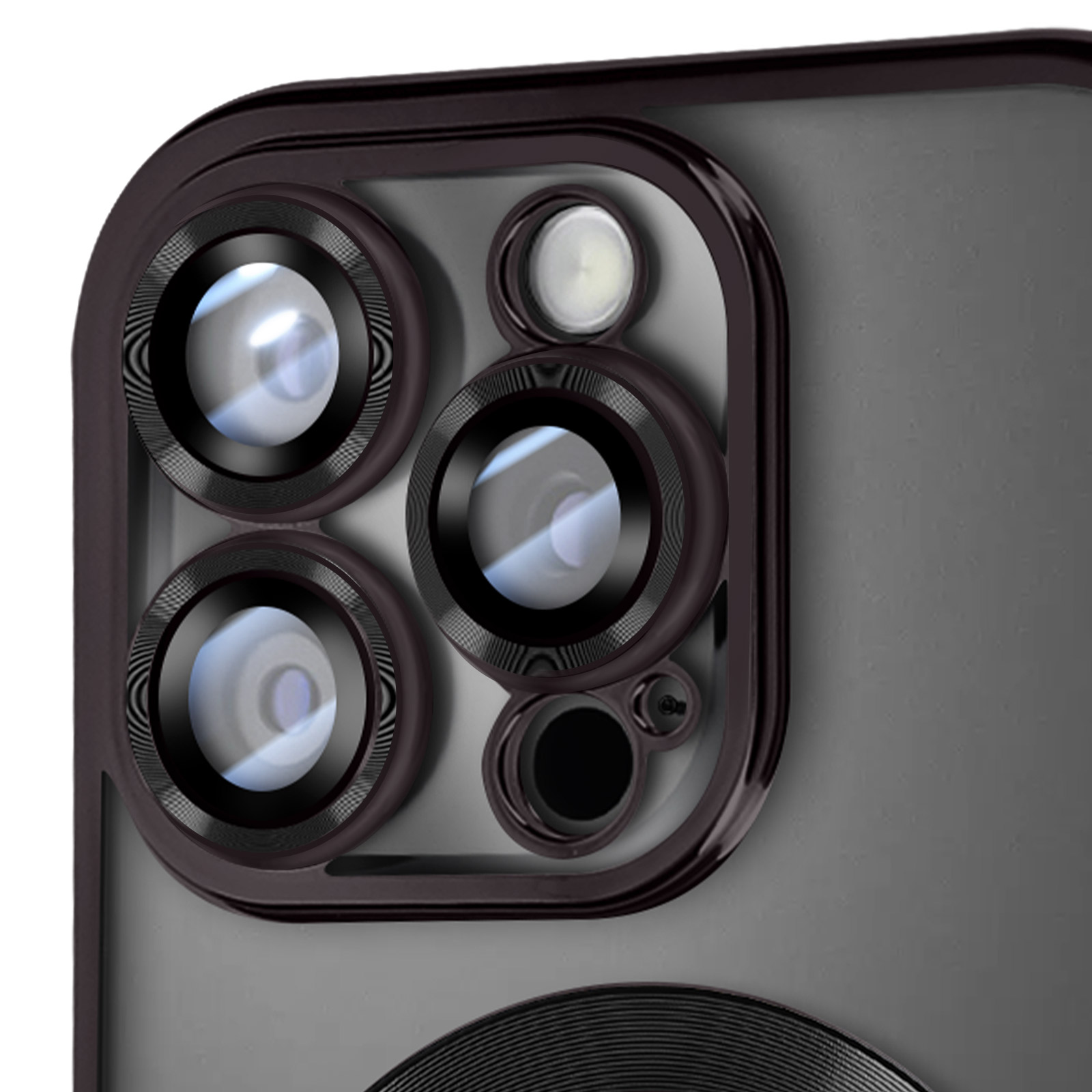 Primo piano di un proteggi-lente per fotocamera del telefono. Il proteggi-lente ha più lenti e un anello nero intorno.