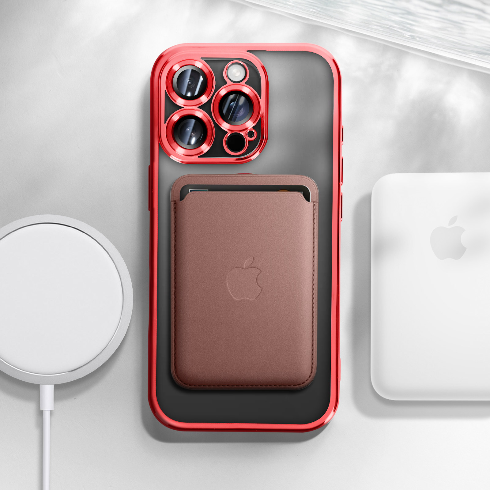 Rode iPhone-hoes met MagSafe-accessoires. iPhone-hoes met rode rand, Apple-logo zichtbaar.