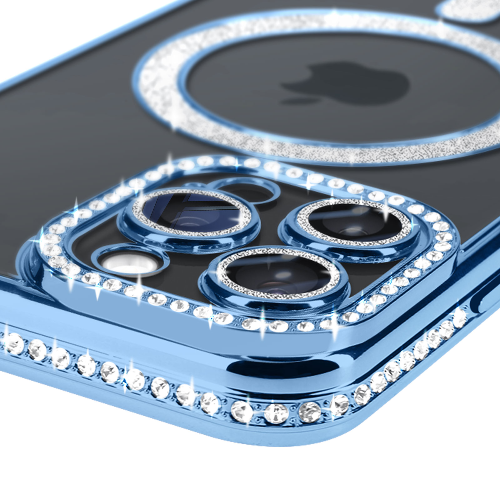 Primo piano della custodia blu per iPhone con strass. Dettagli diamante attorno alle lenti della fotocamera.