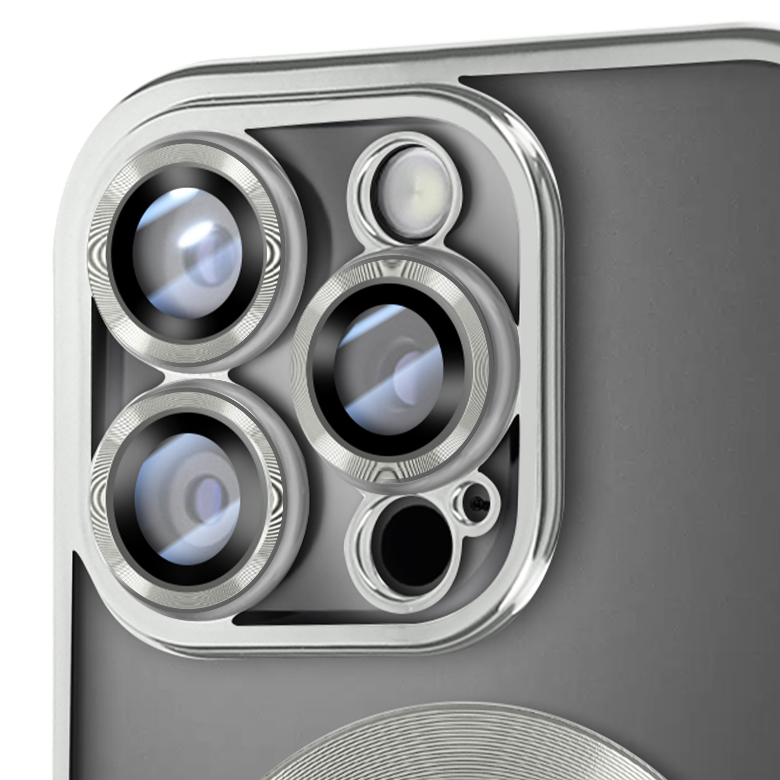 Primo piano delle lenti della fotocamera dell'iPhone all'interno di una cornice argentata. Sfondo nero.