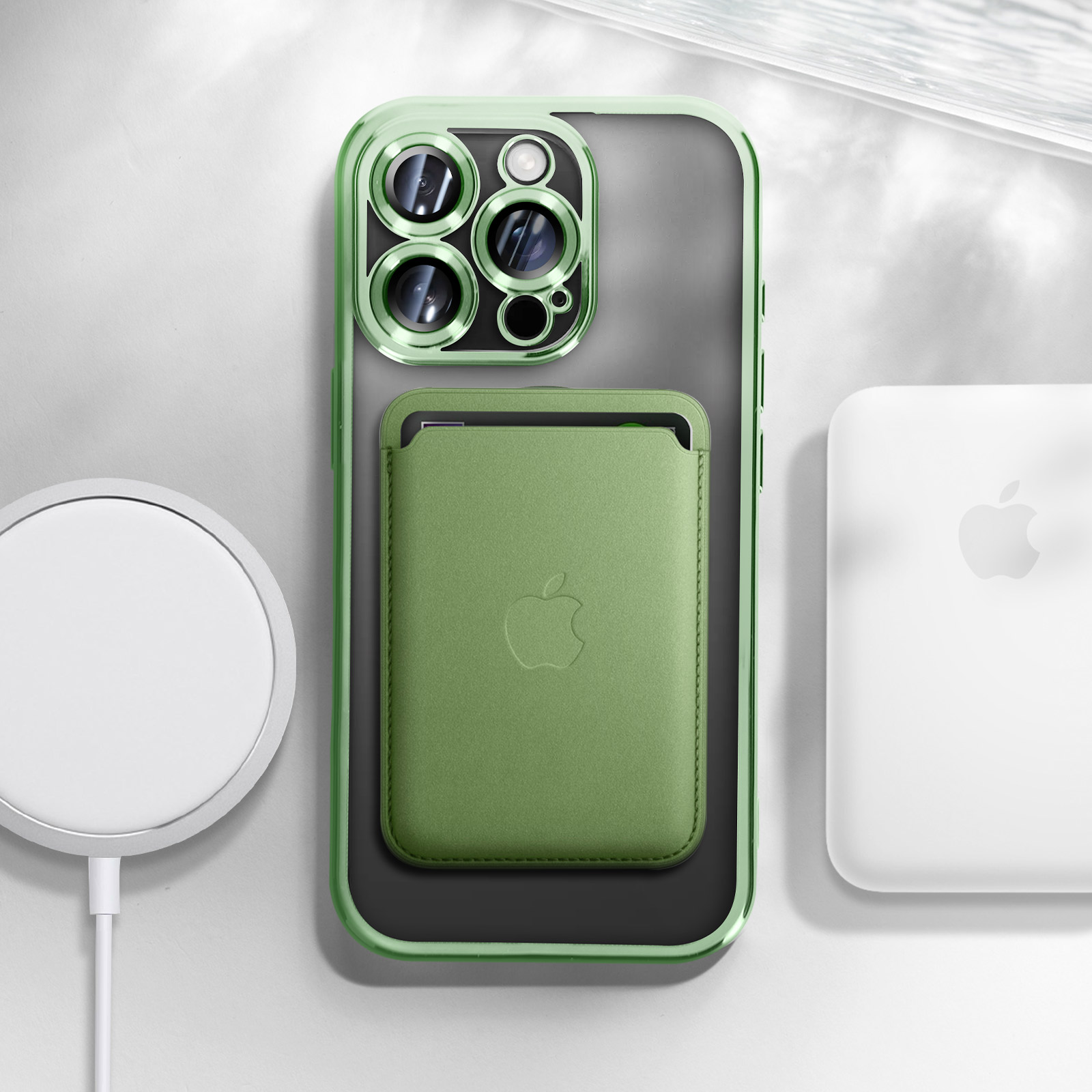 Custodia verde con portafoglio, caricatore e un pad bianco.
