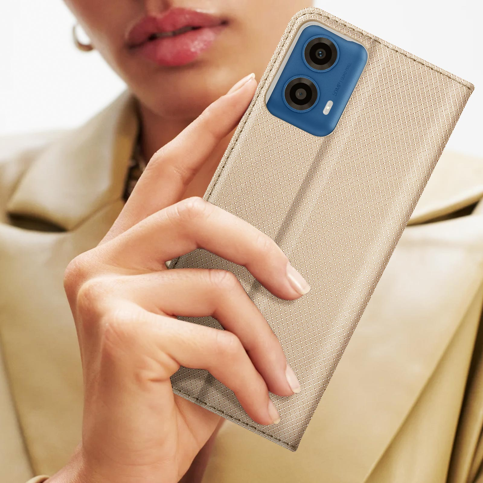 Donna che tiene telefono con custodia, beige, fotocamera blu.