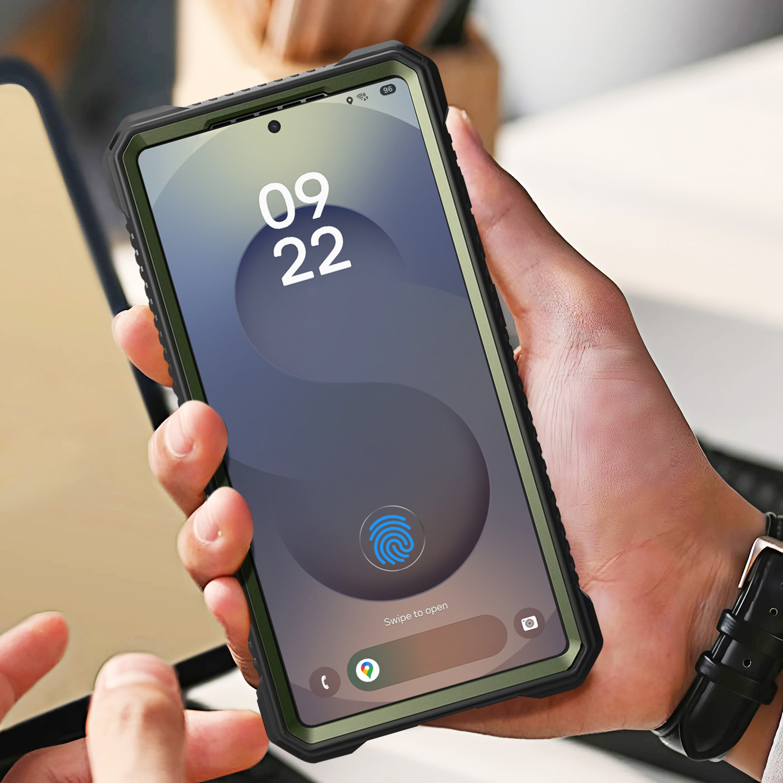 Mano che tiene il telefono con custodia verde. L'ora è 09:22. Lo scanner di impronte digitali è sullo schermo.