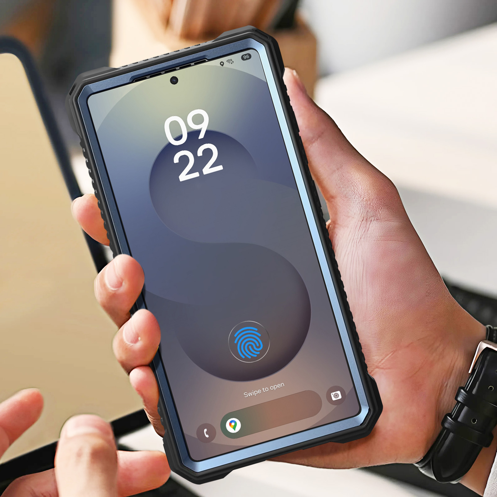 Una mano che tiene un telefono che mostra l'ora 09:22 sullo schermo. L'icona dell'impronta digitale è presente.